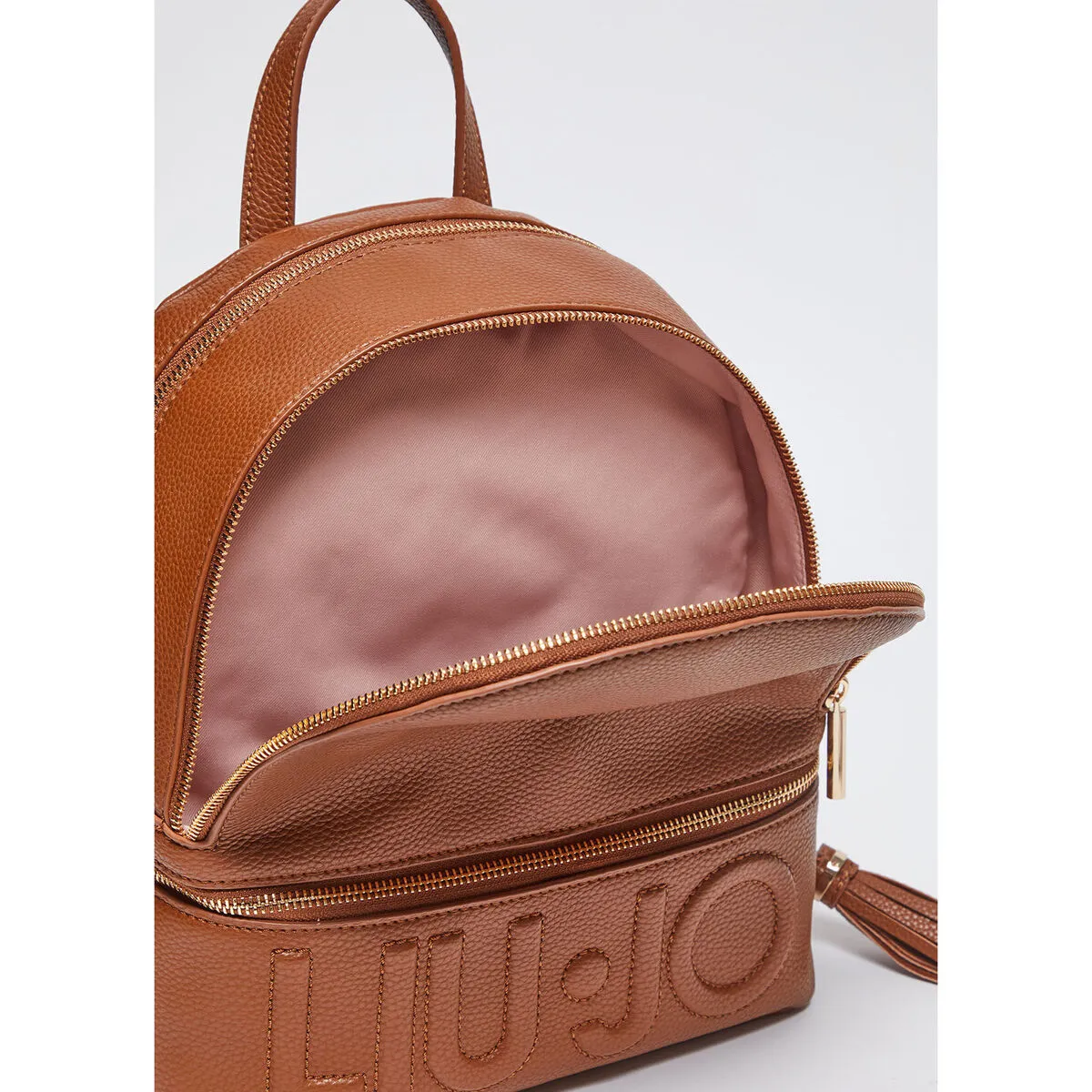 Mochila con logotipo y charm