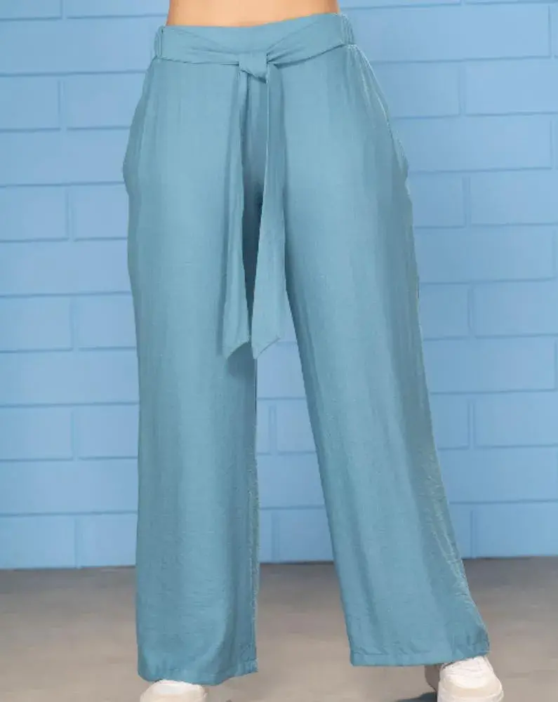 Pantalón bota ancha con detalle de cinturón en tela en la cintura