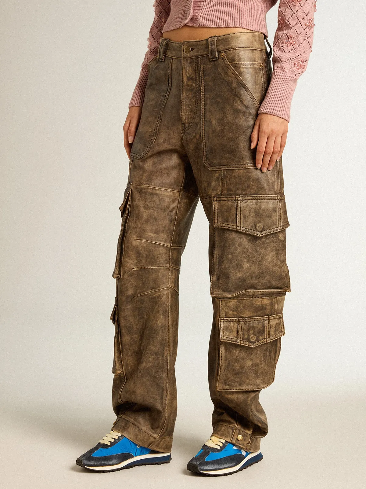 Pantalón cargo de mujer de napa color marrón envejecido