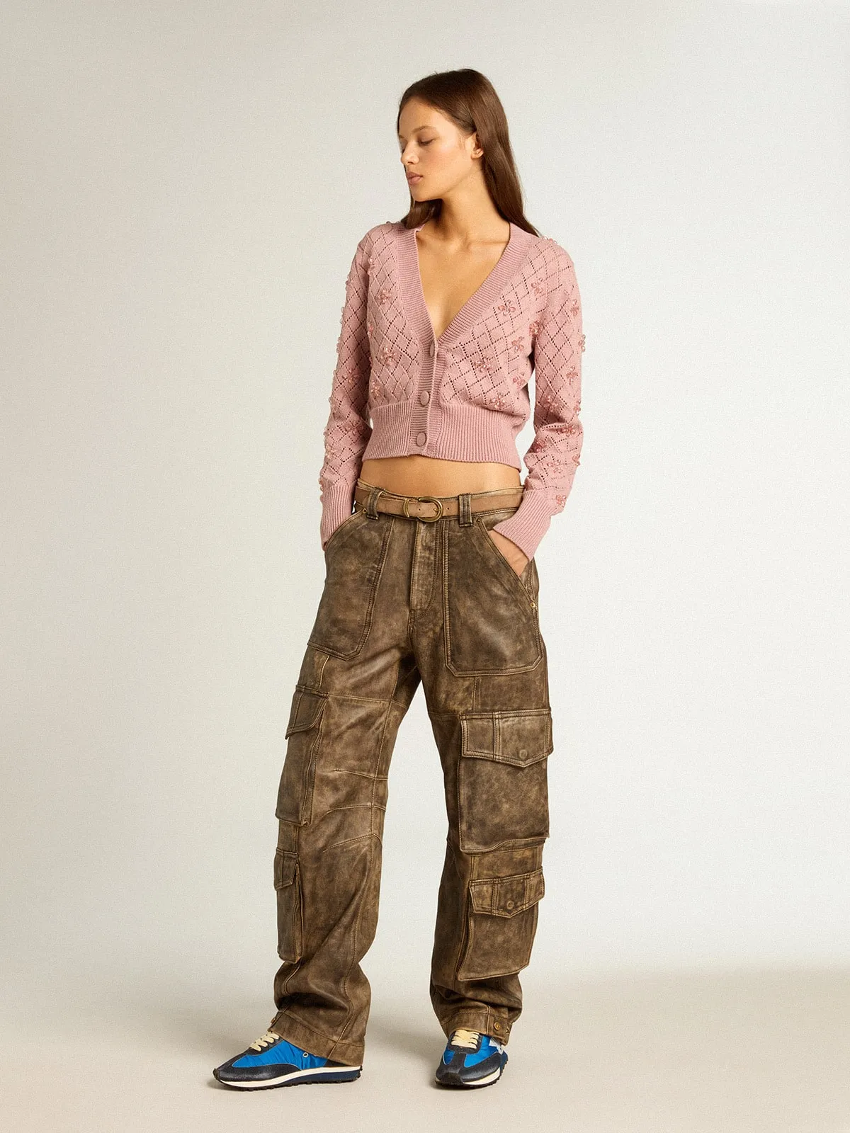 Pantalón cargo de mujer de napa color marrón envejecido