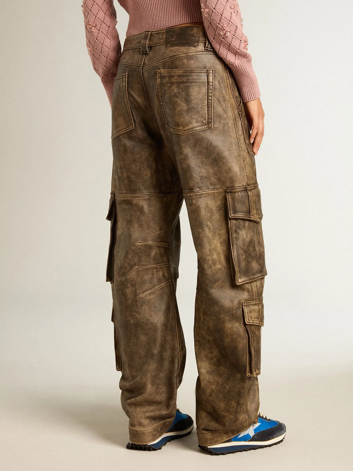 Pantalón cargo de mujer de napa color marrón envejecido
