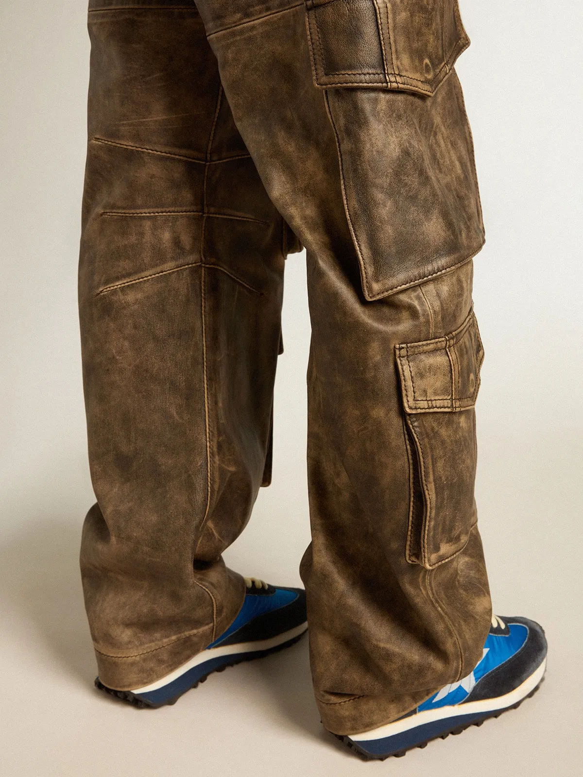 Pantalón cargo de mujer de napa color marrón envejecido