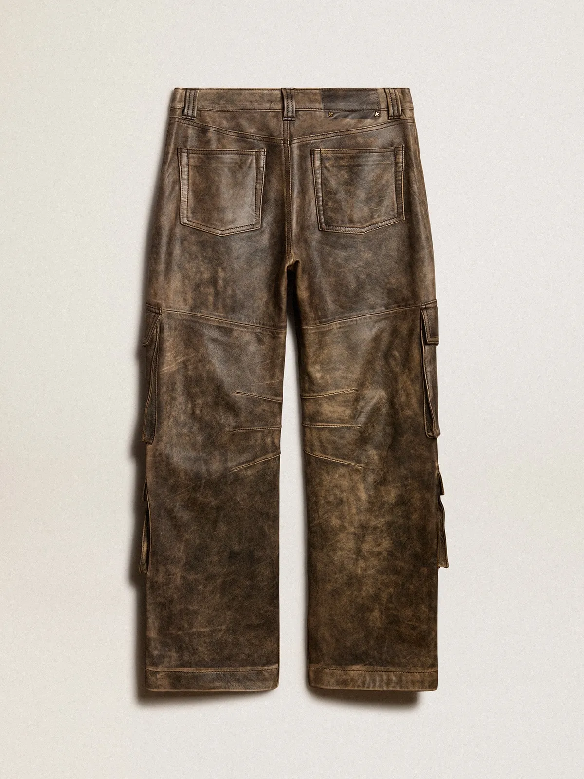 Pantalón cargo de mujer de napa color marrón envejecido