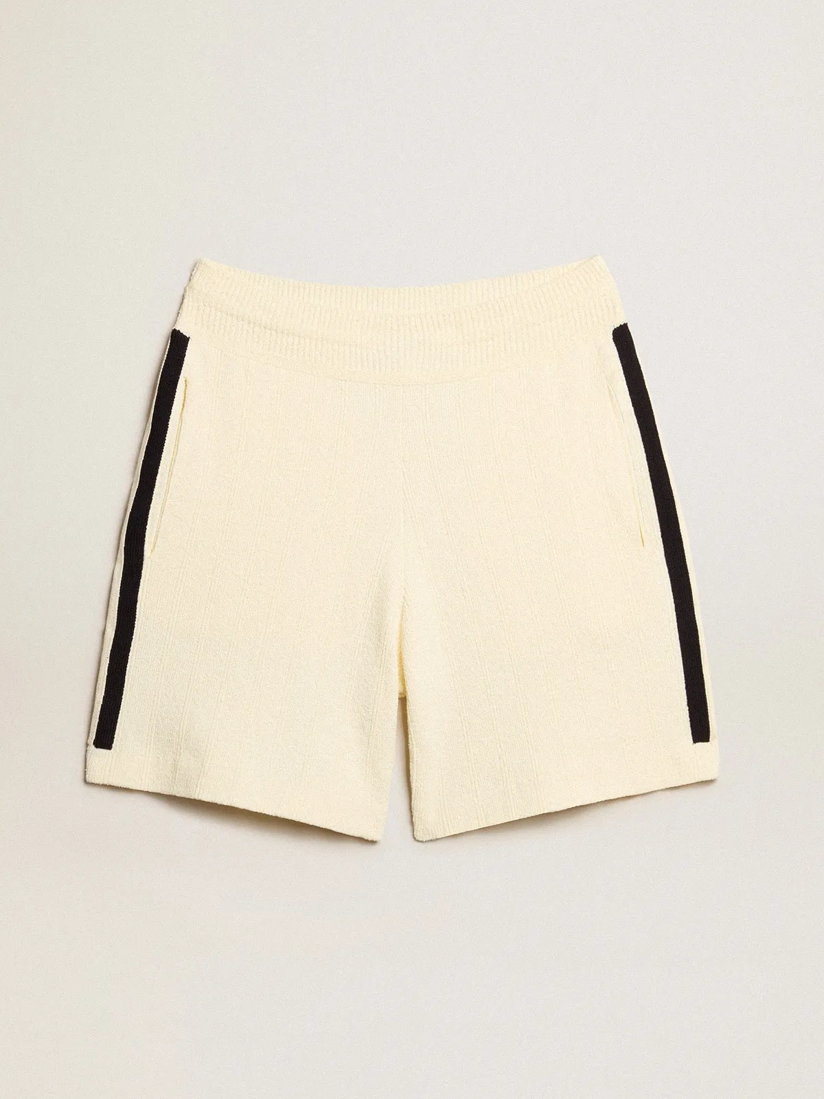 Pantalón corto de mujer color blanco antiguo con tejido acanalado azul en los lados