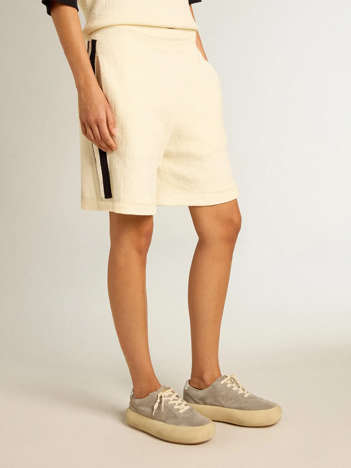 Pantalón corto de mujer color blanco antiguo con tejido acanalado azul en los lados