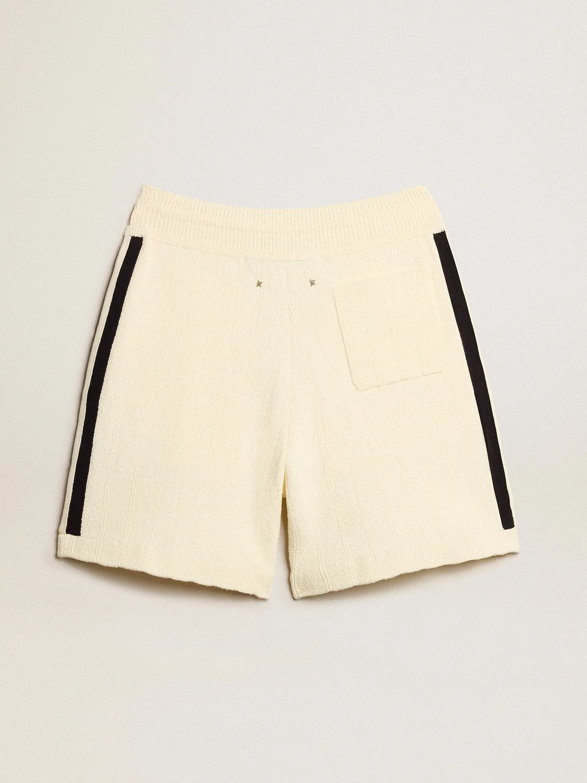 Pantalón corto de mujer color blanco antiguo con tejido acanalado azul en los lados