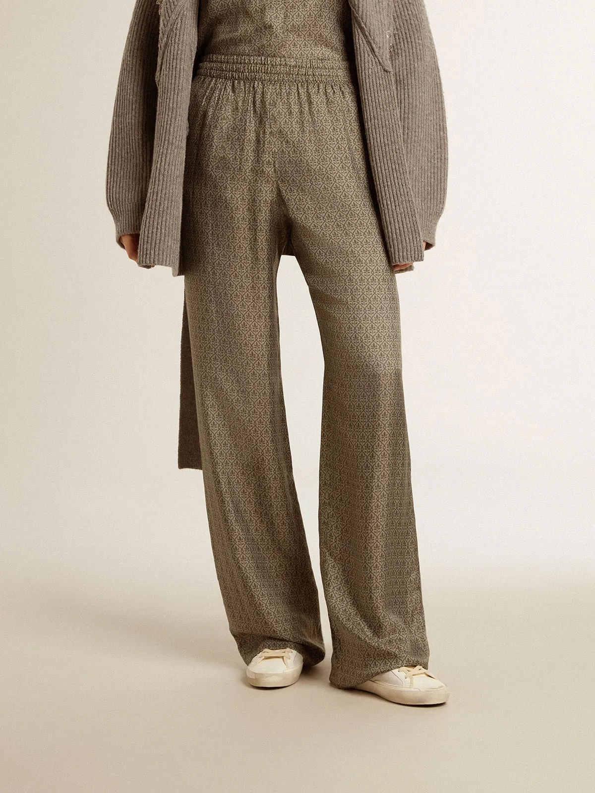 Pantalón de mujer de mezcla de seda y viscosa color verde con motivo floral