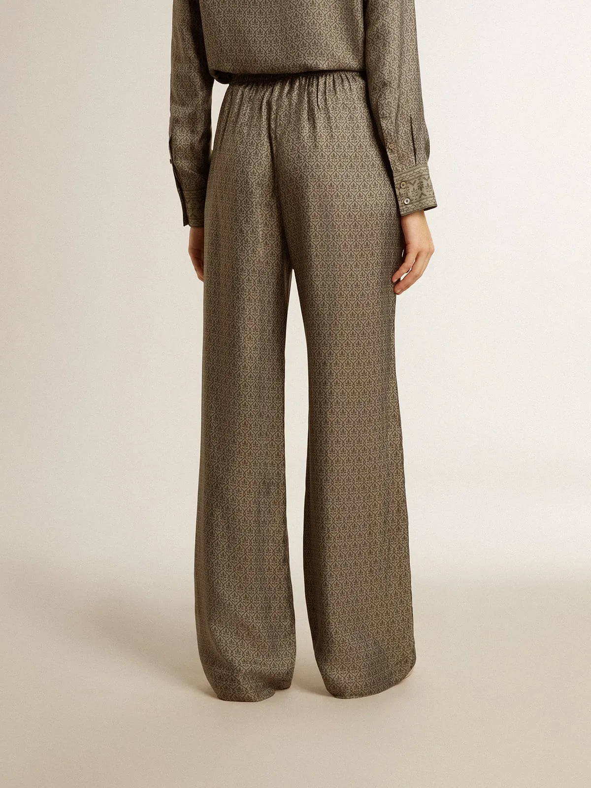 Pantalón de mujer de mezcla de seda y viscosa color verde con motivo floral