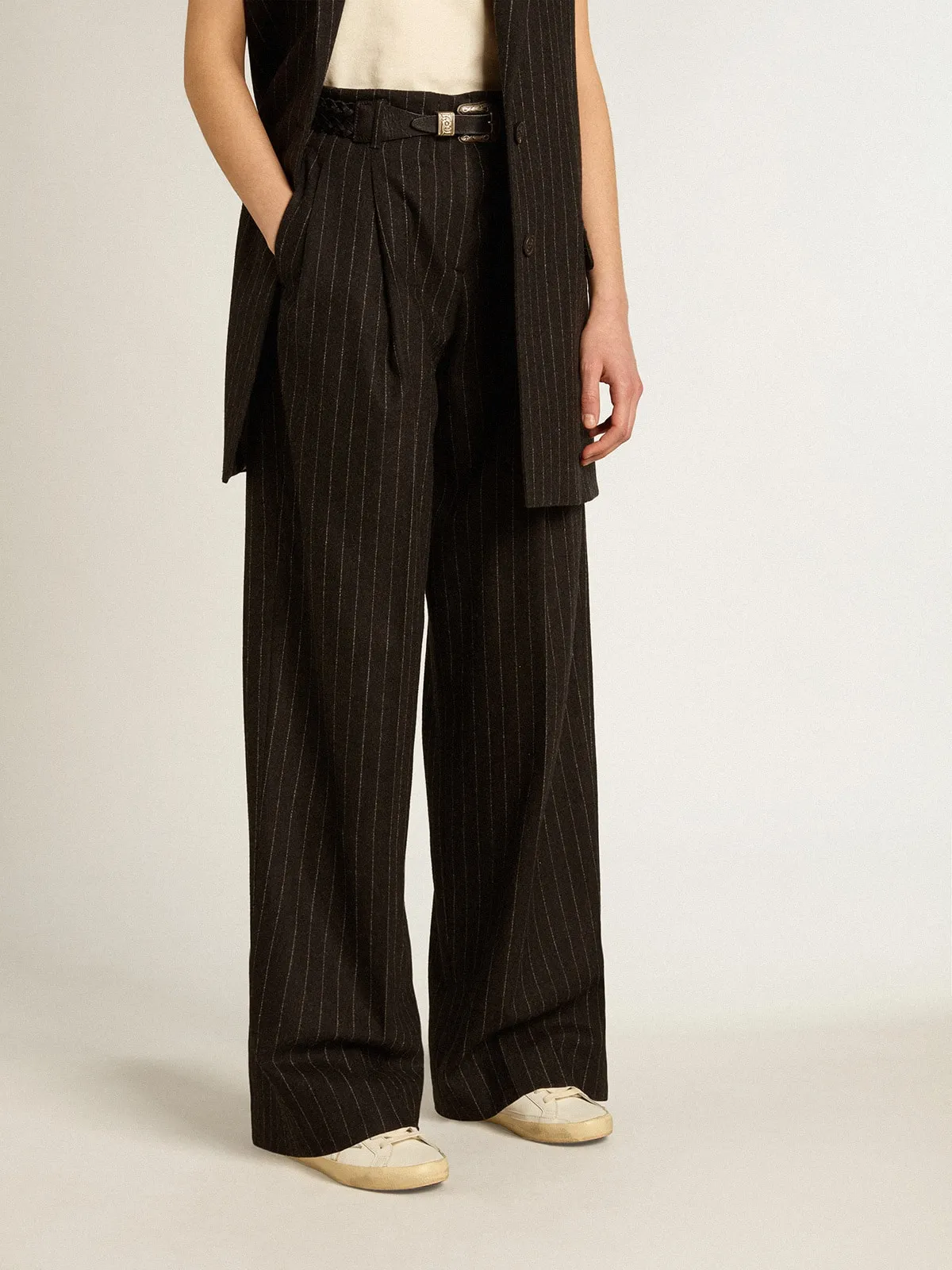 Pantalón de mujer en lana de color gris oscuro