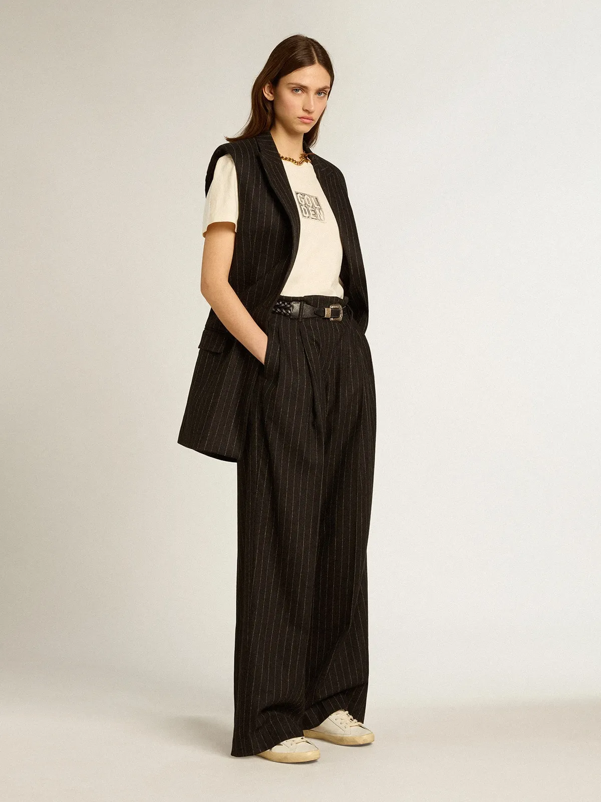 Pantalón de mujer en lana de color gris oscuro