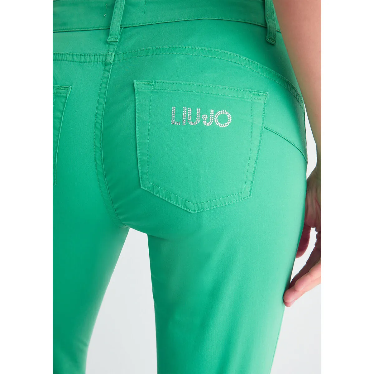 Pantalón pitillo negro con logotipo