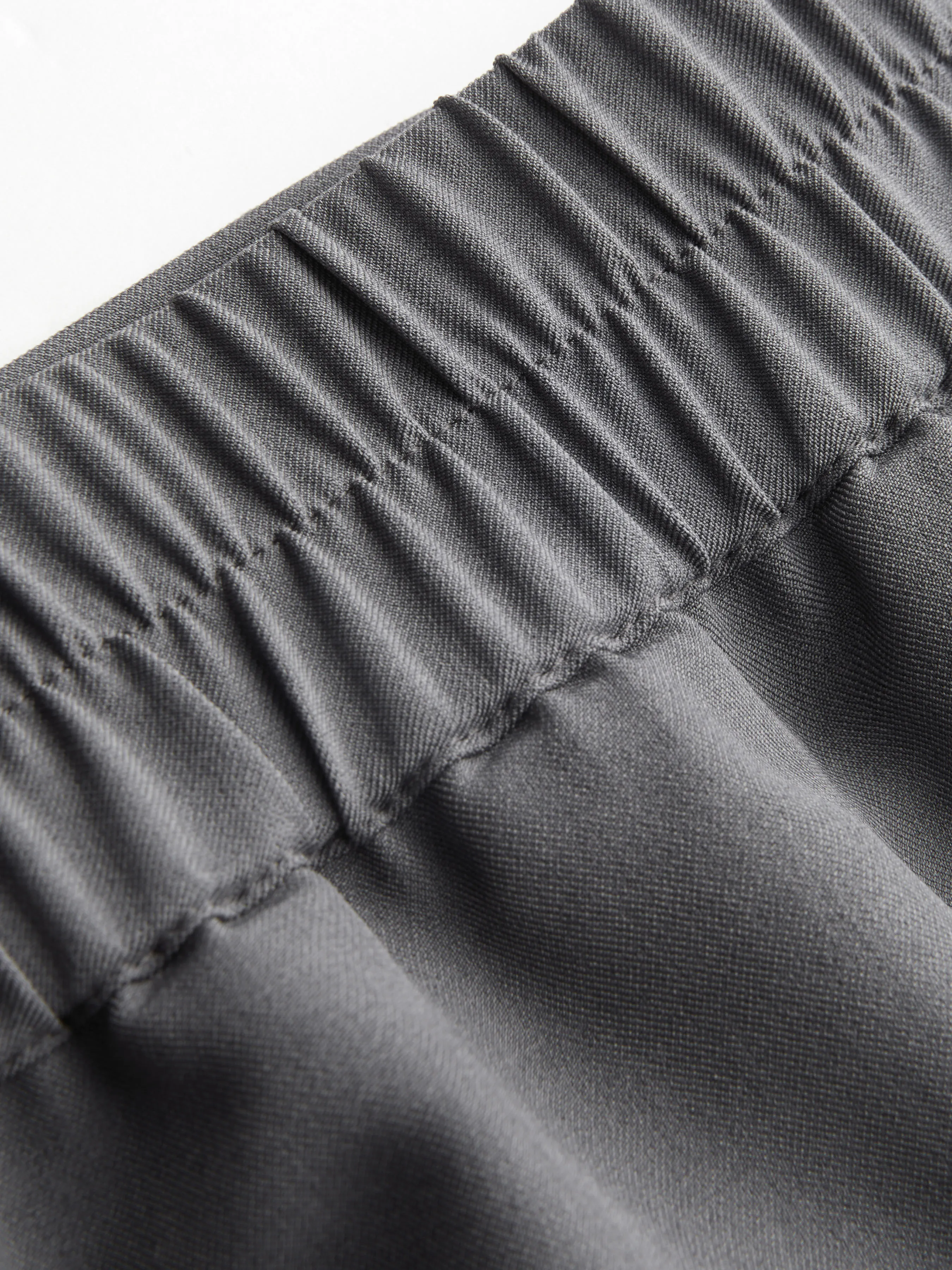 Pantalón tejido de tiro medio sólido con bolsillos y pliegues pierna recta Curvy