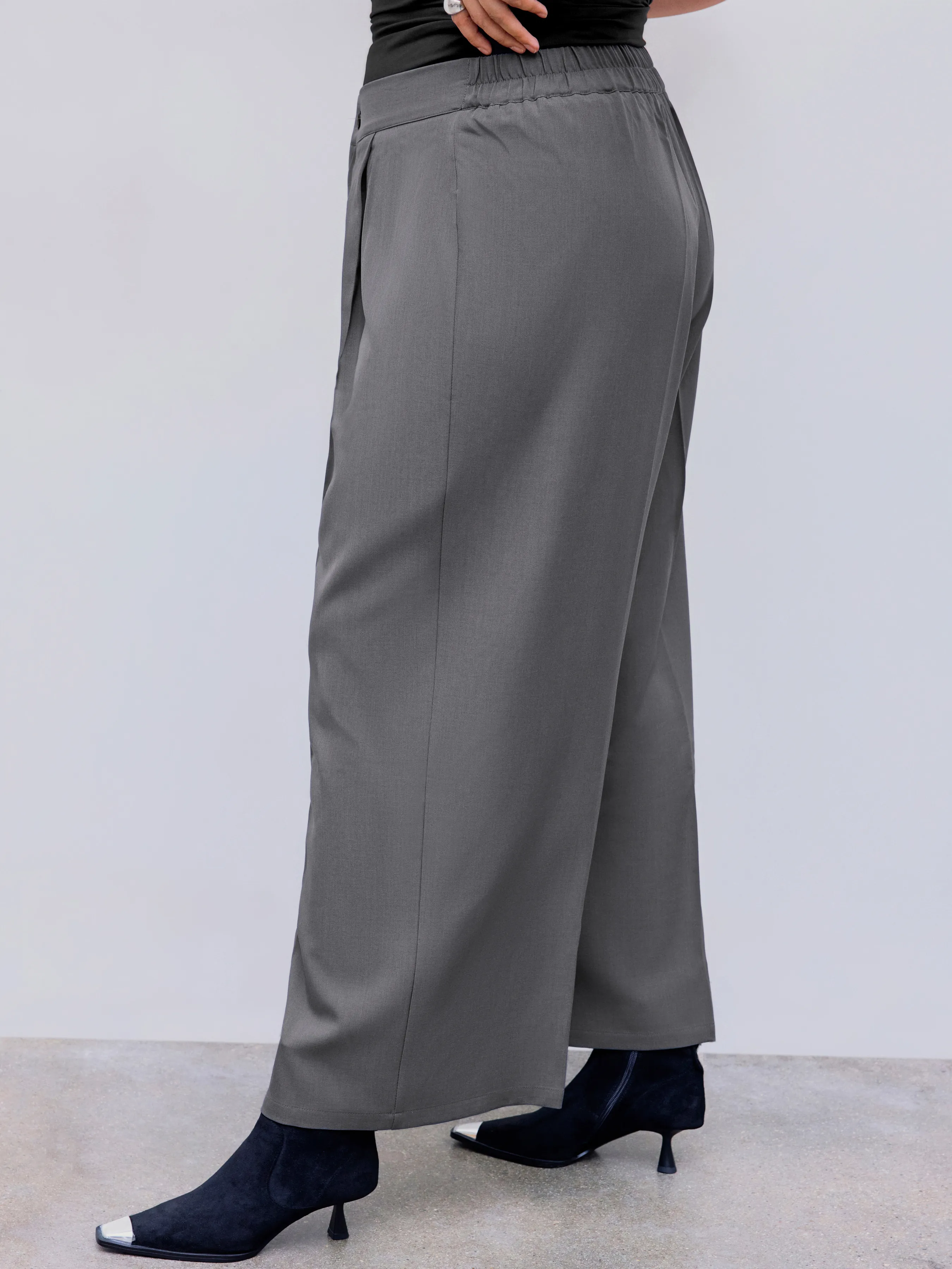 Pantalón tejido de tiro medio sólido con bolsillos y pliegues pierna recta Curvy