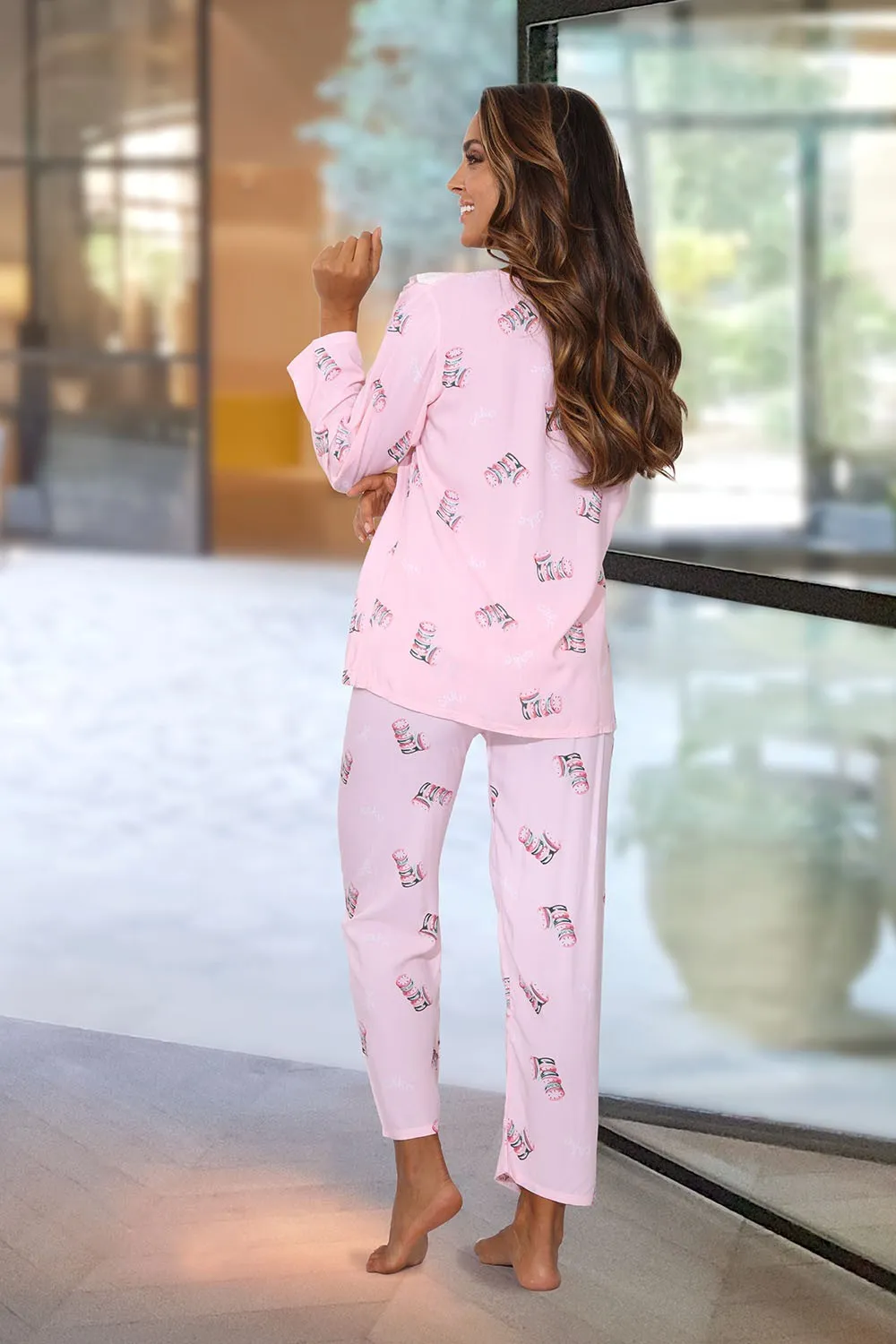 Pijama rosa con macarrones