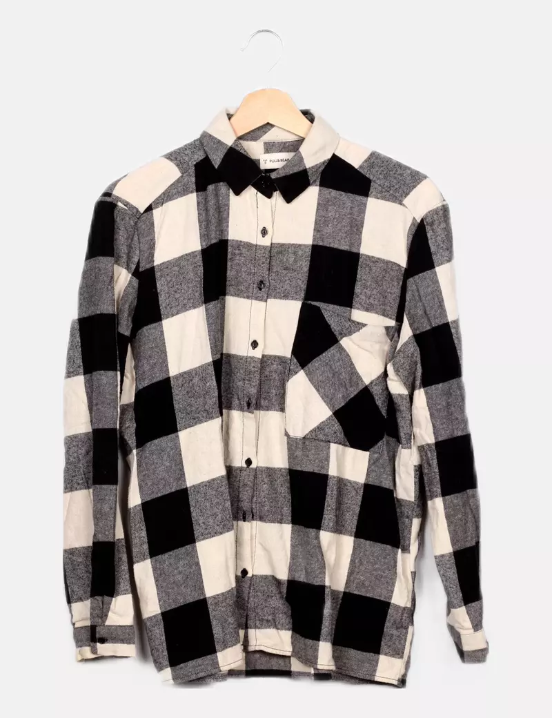 Pull&Bear Camisa negra estampado cuadros