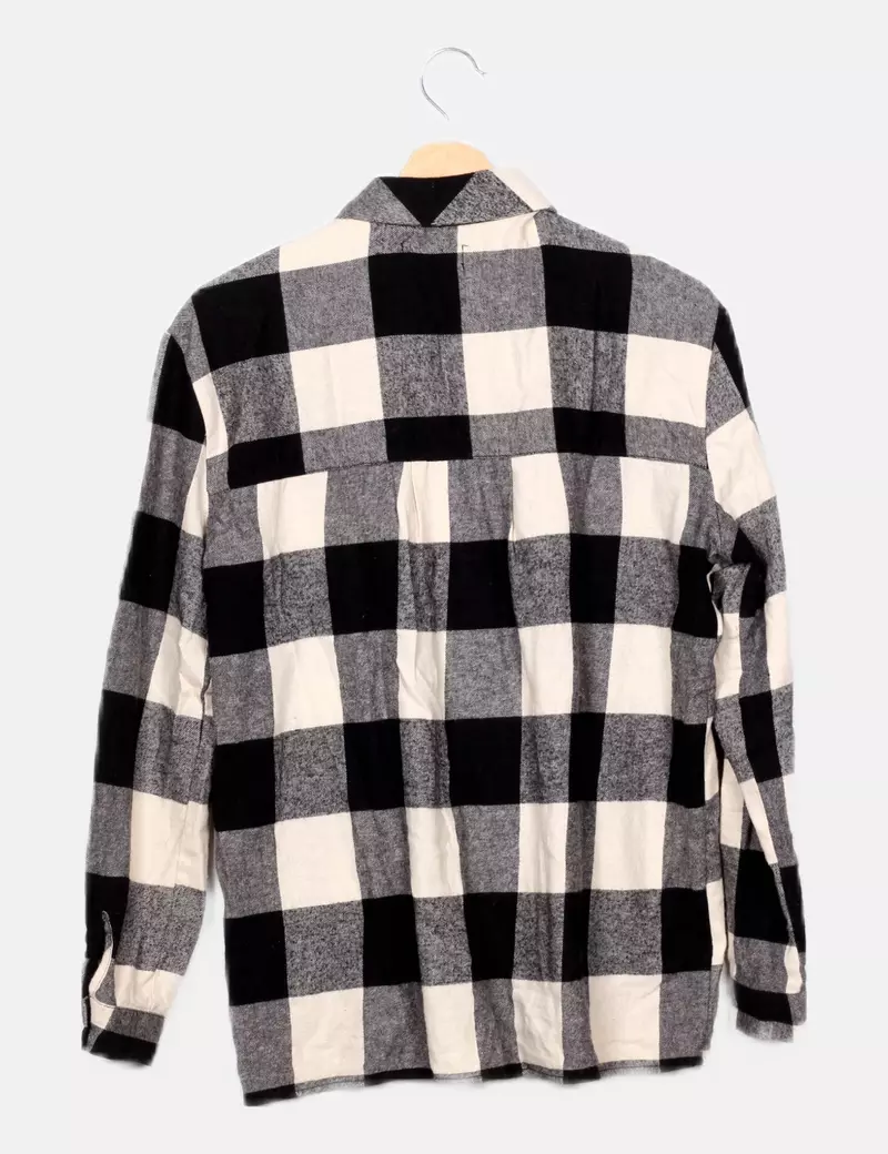 Pull&Bear Camisa negra estampado cuadros