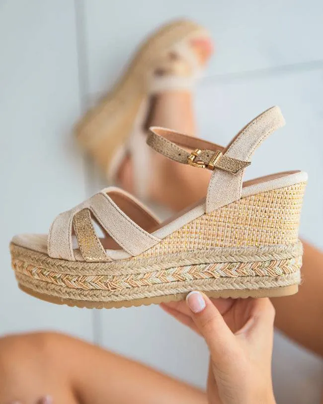SANDALIA CON CUñA PARA MUJER EN COLOR BEIGE  ANTONELLA