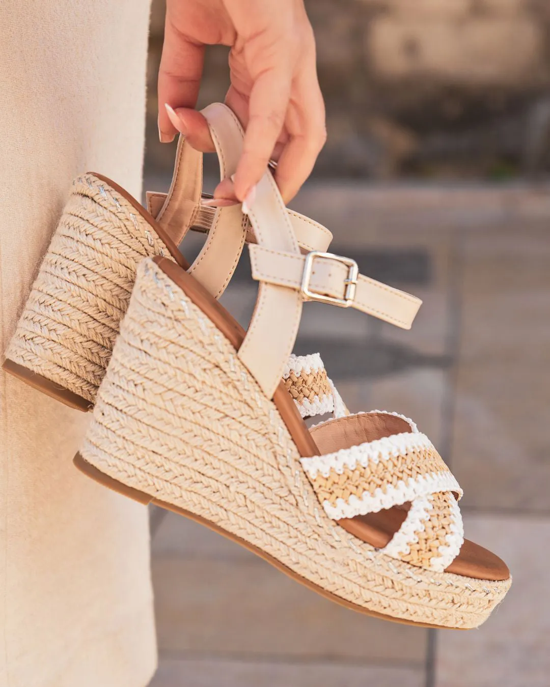 SANDALIAS CON CUñA PARA MUJER CONFORTABLES EN BEIGE  MAXIMA