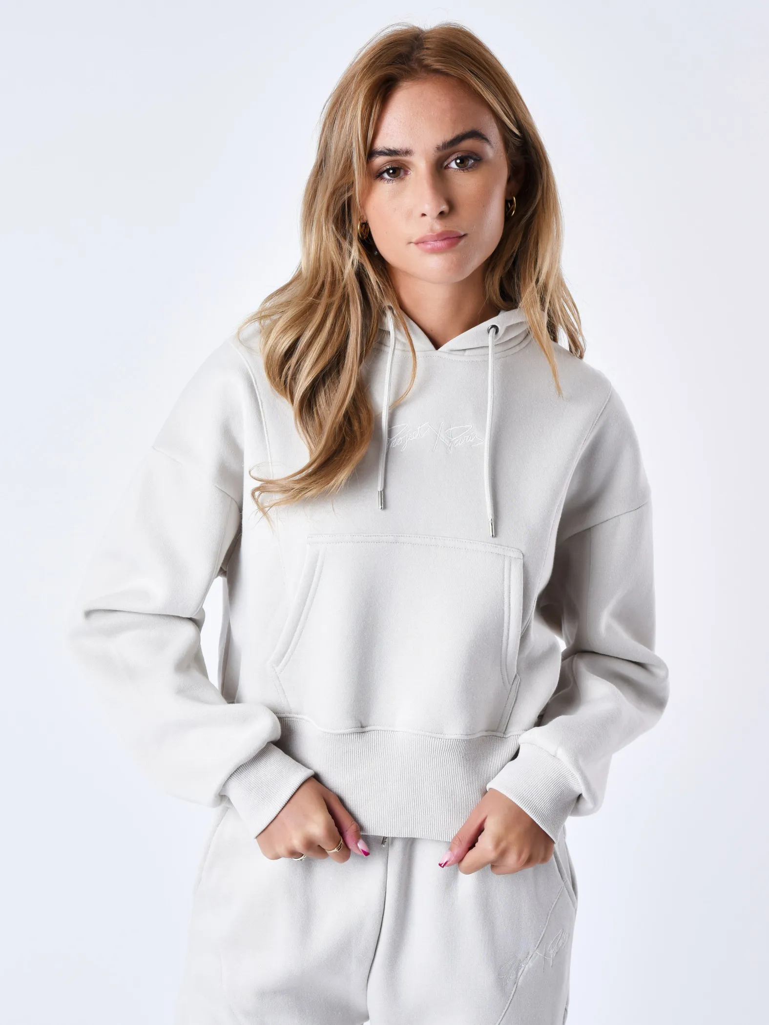 Sudadera con capucha y costuras