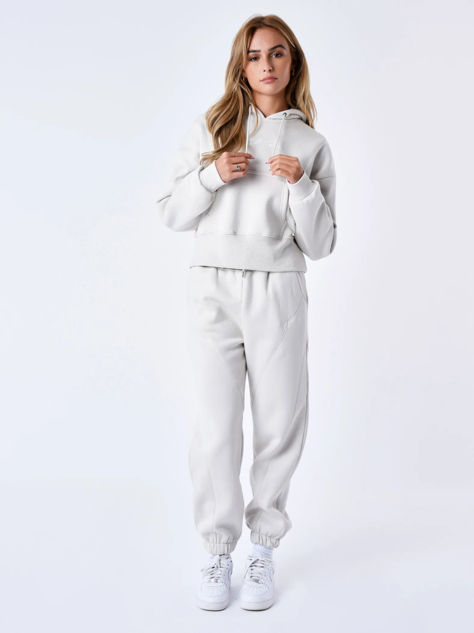 Sudadera con capucha y costuras