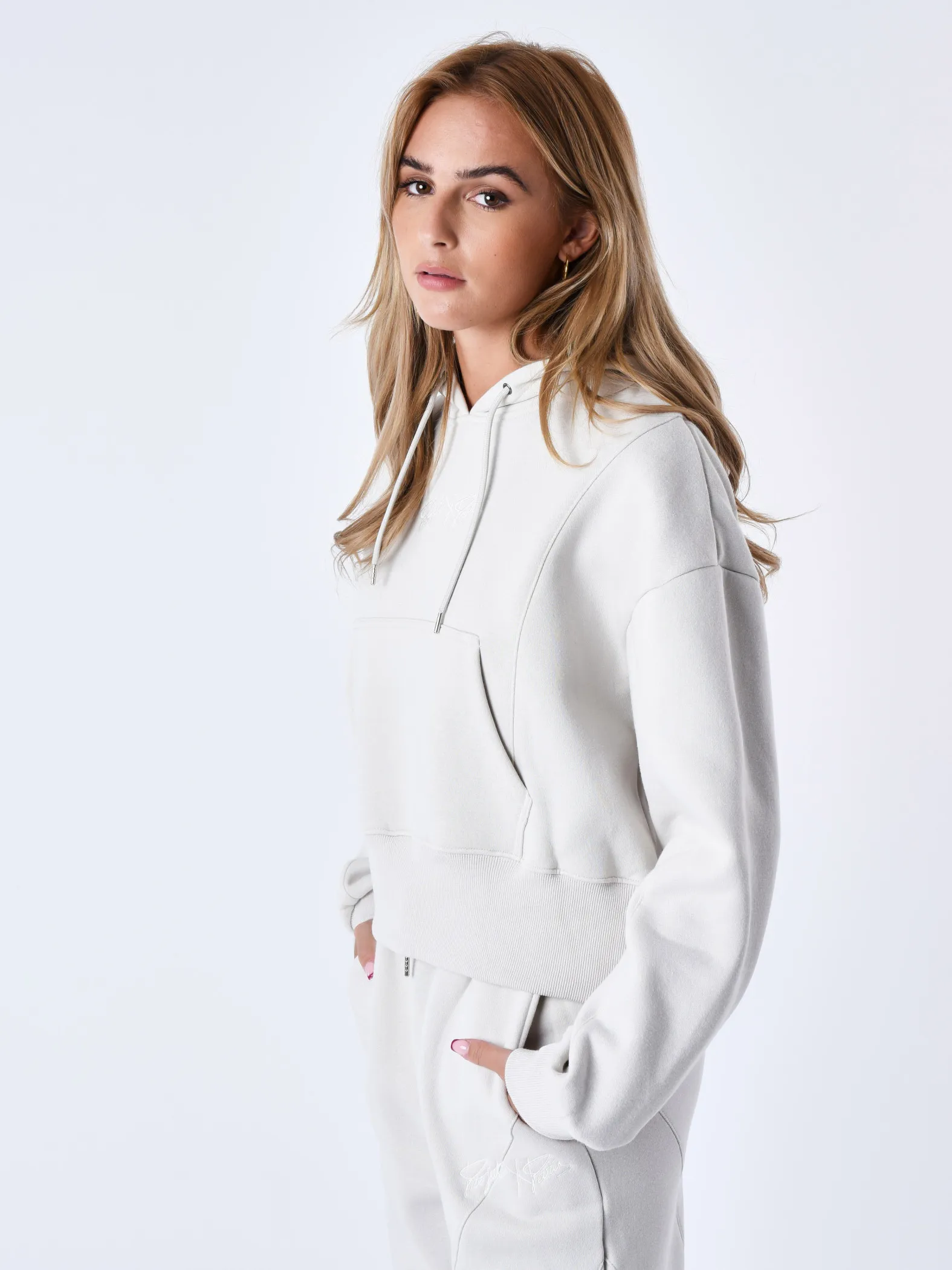 Sudadera con capucha y costuras