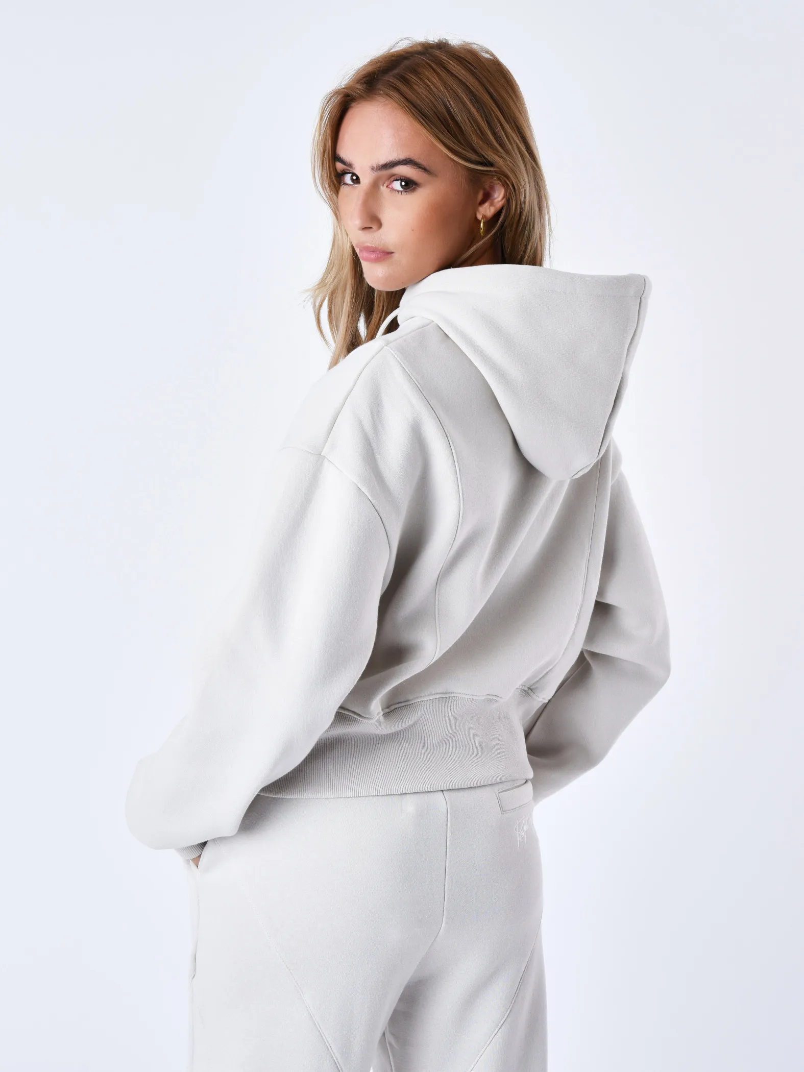 Sudadera con capucha y costuras