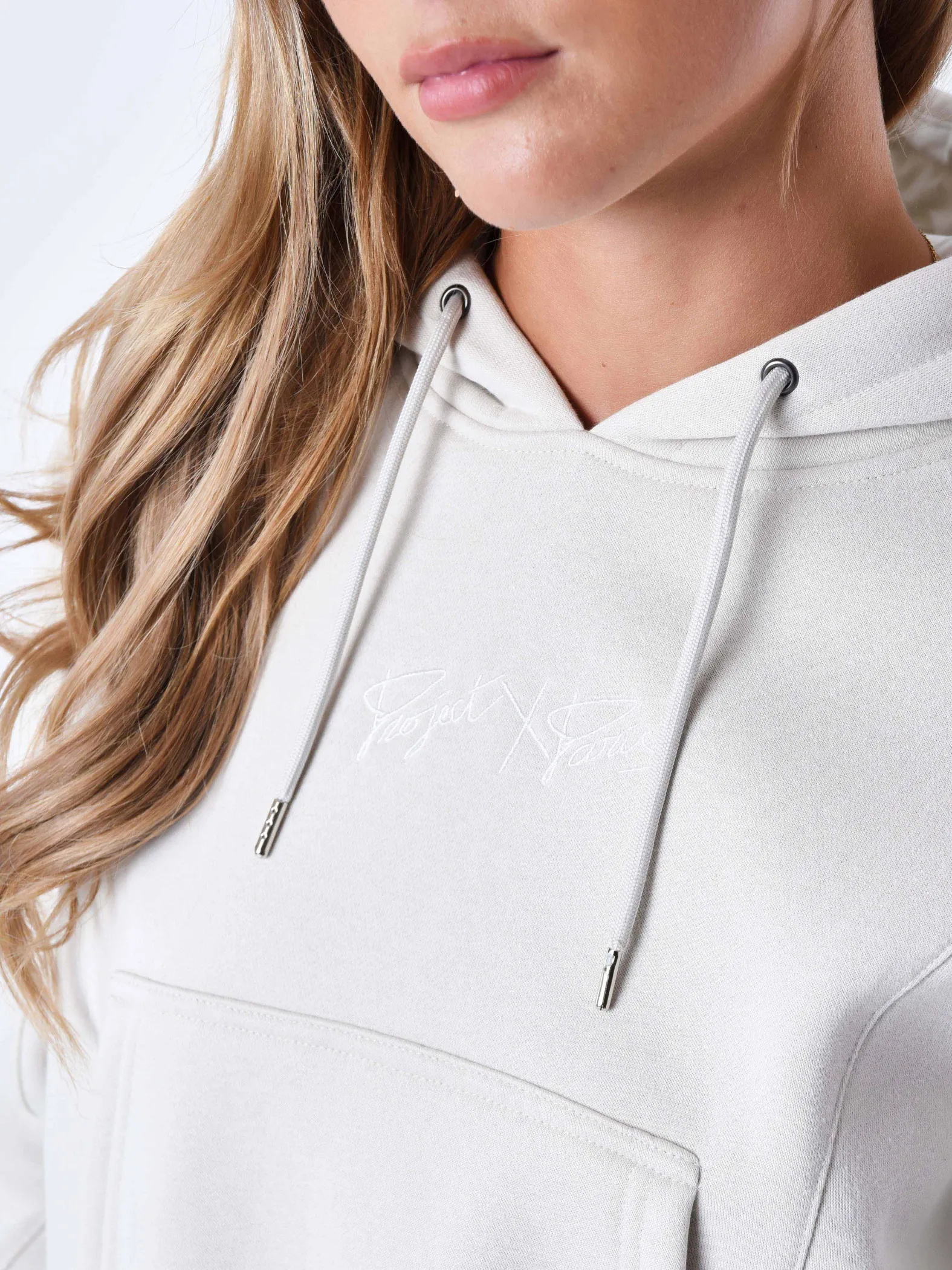 Sudadera con capucha y costuras