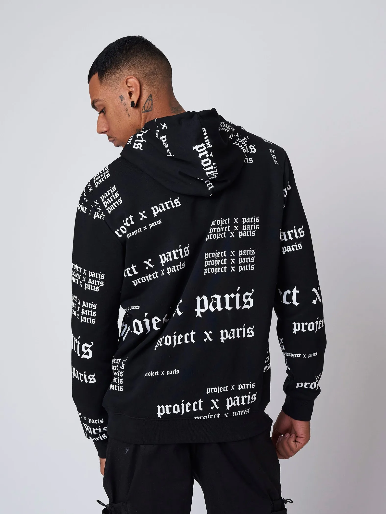 Sudadera con capucha y logotipo gótico