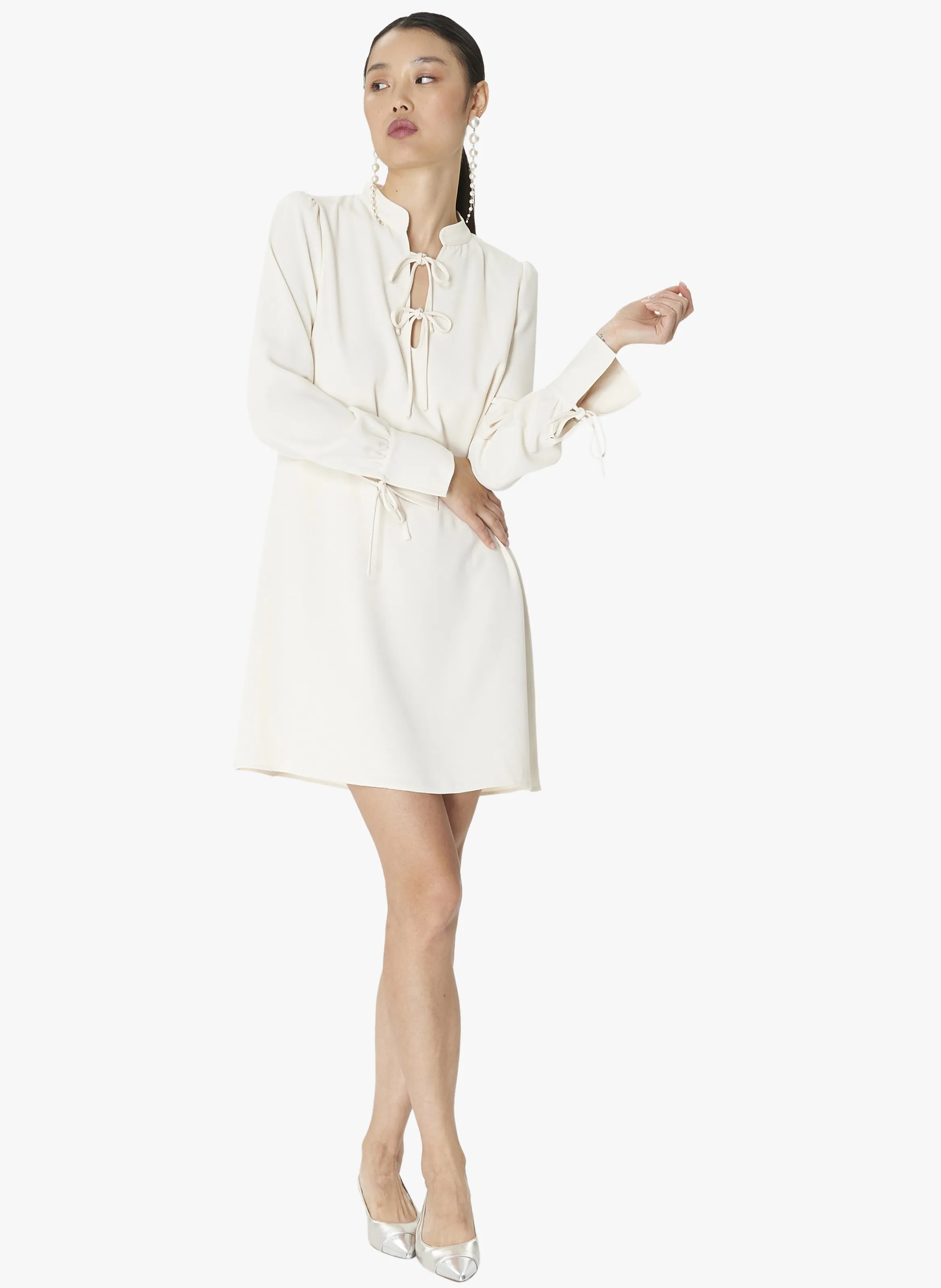 TARA JARMON RADIANCE  VESTIDO CORTO VAPOROSO CON CUELLO DE PICO EN BLANCO