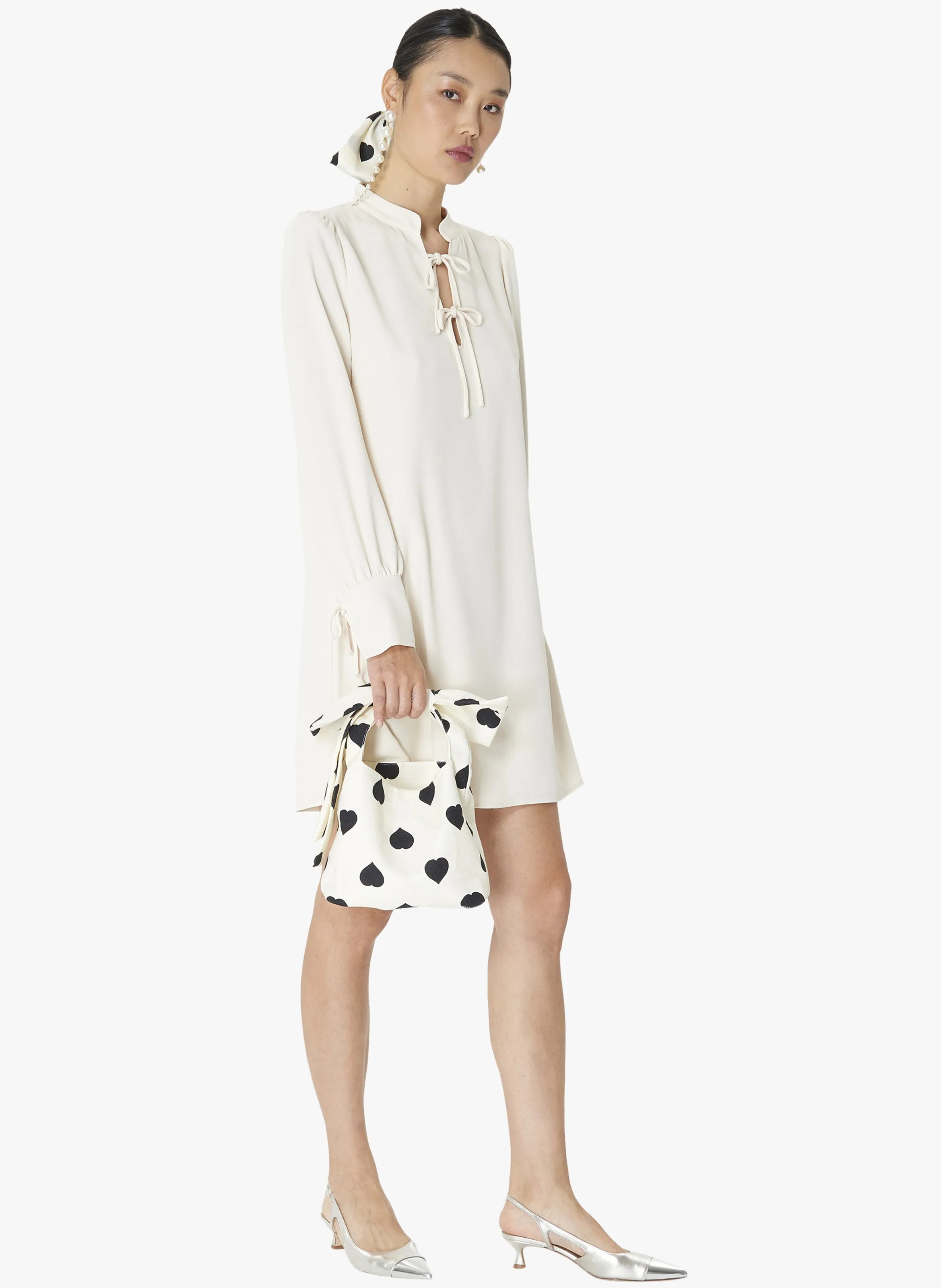 TARA JARMON RADIANCE  VESTIDO CORTO VAPOROSO CON CUELLO DE PICO EN BLANCO