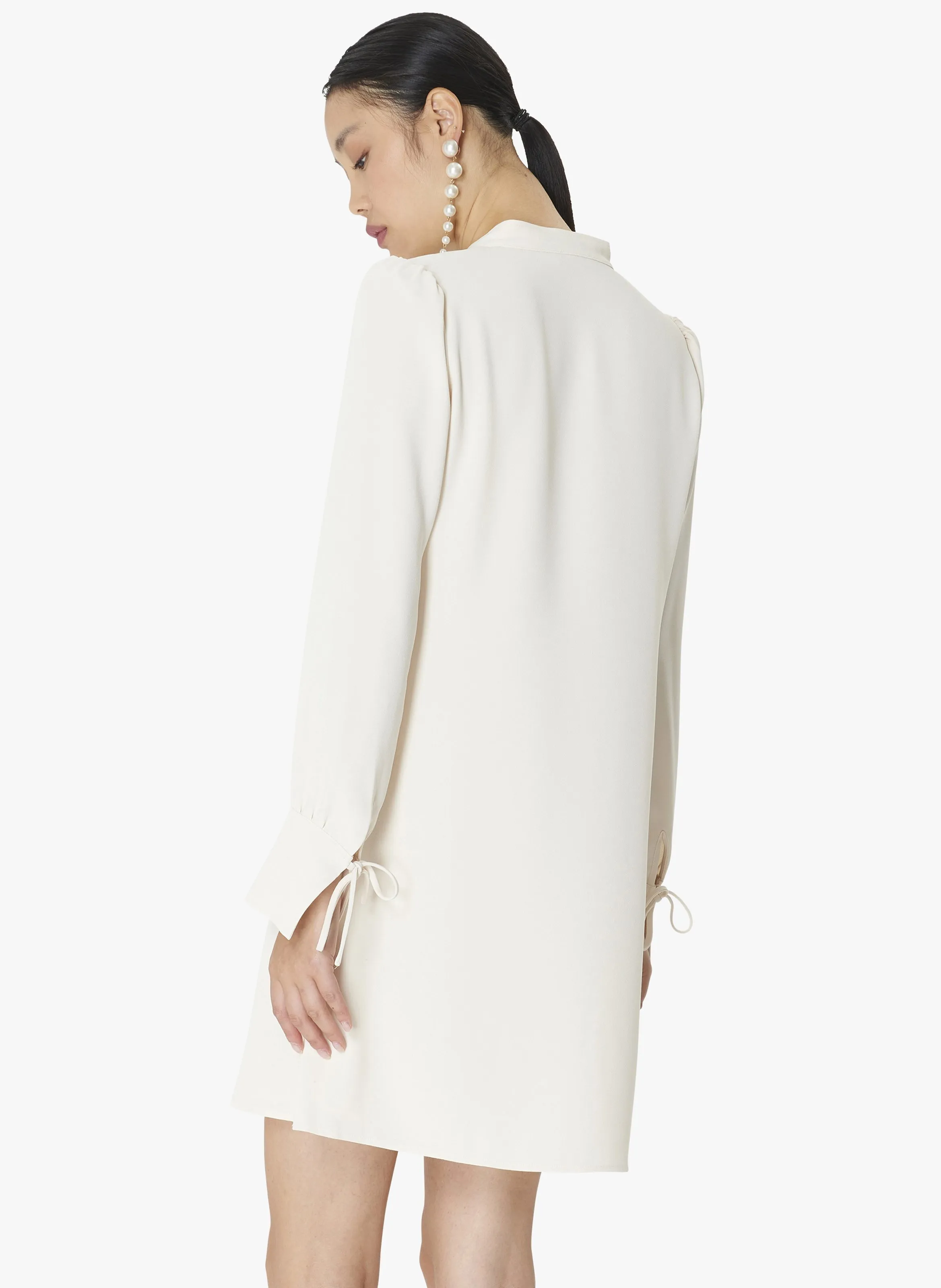 TARA JARMON RADIANCE  VESTIDO CORTO VAPOROSO CON CUELLO DE PICO EN BLANCO