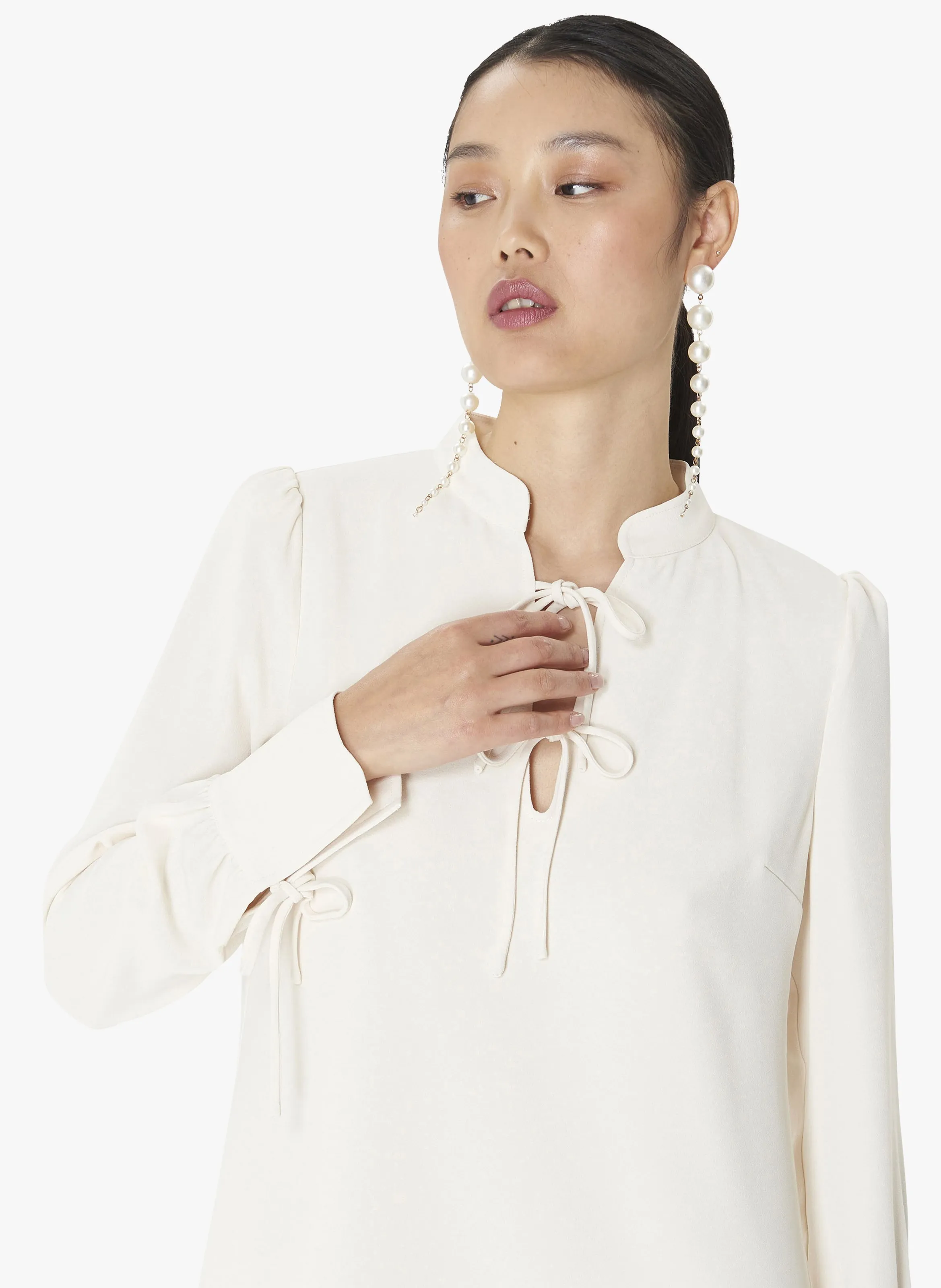 TARA JARMON RADIANCE  VESTIDO CORTO VAPOROSO CON CUELLO DE PICO EN BLANCO
