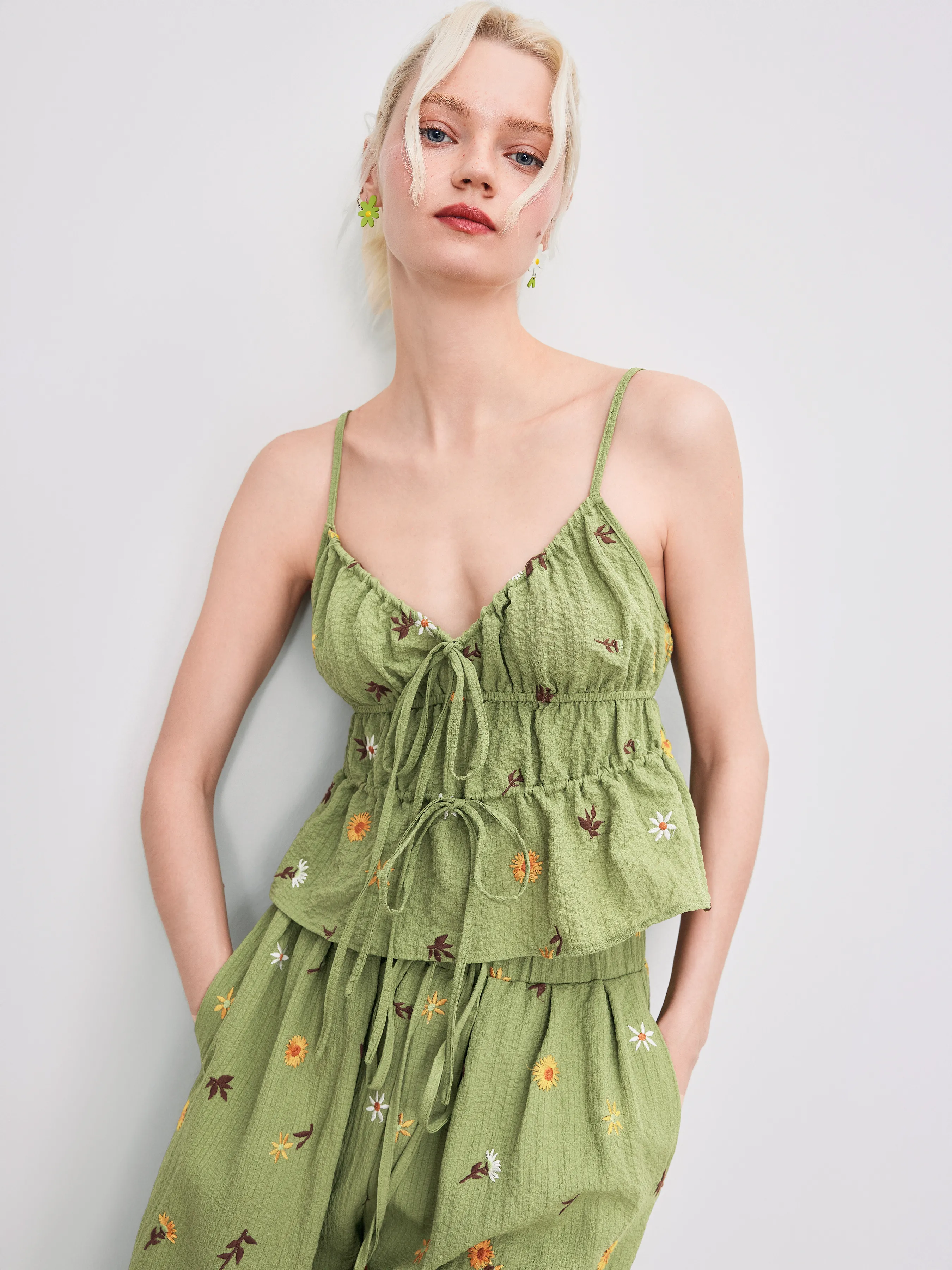 Top de tirantes con cuello en V tejido y bordado floral anudado