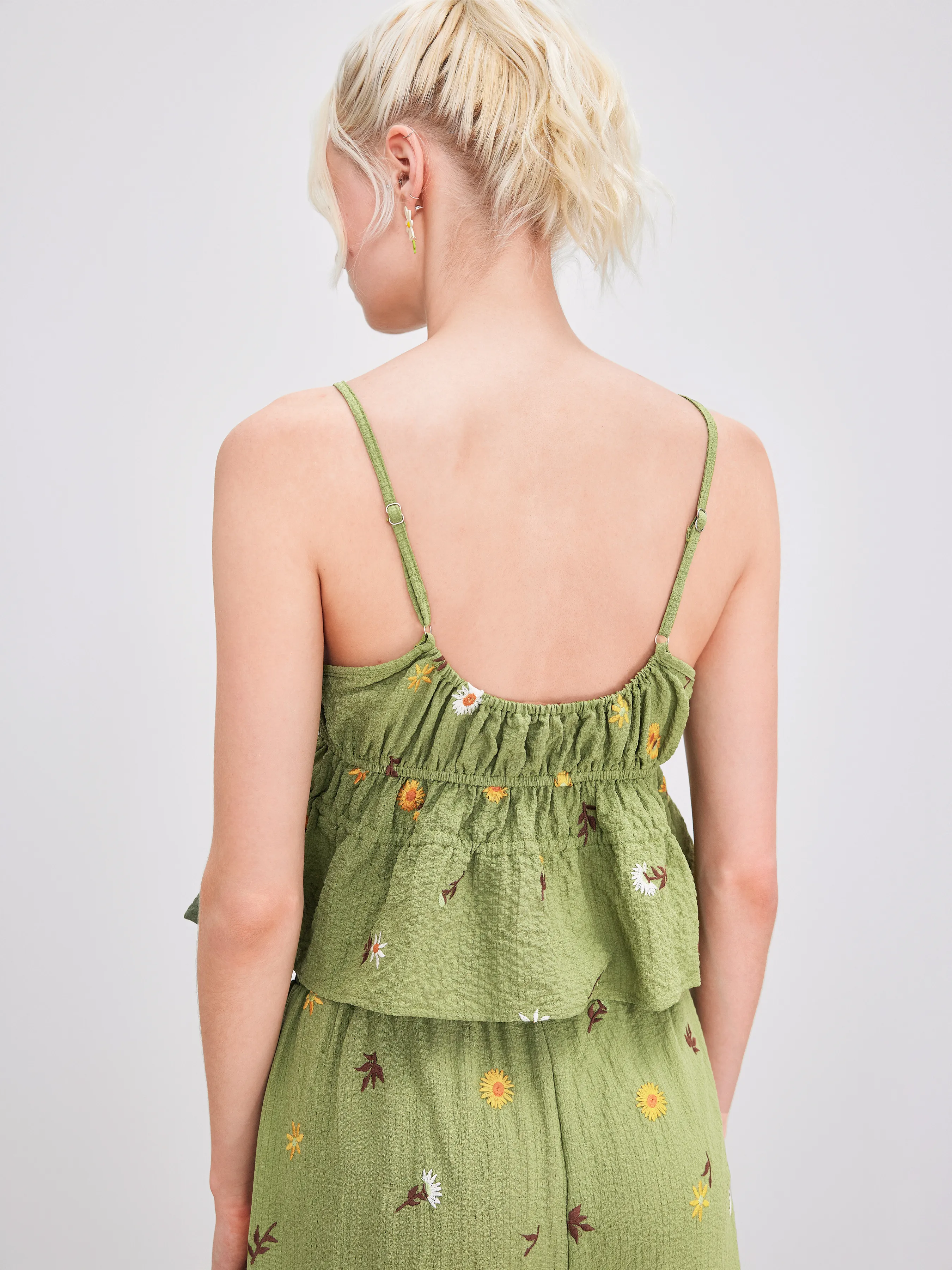 Top de tirantes con cuello en V tejido y bordado floral anudado