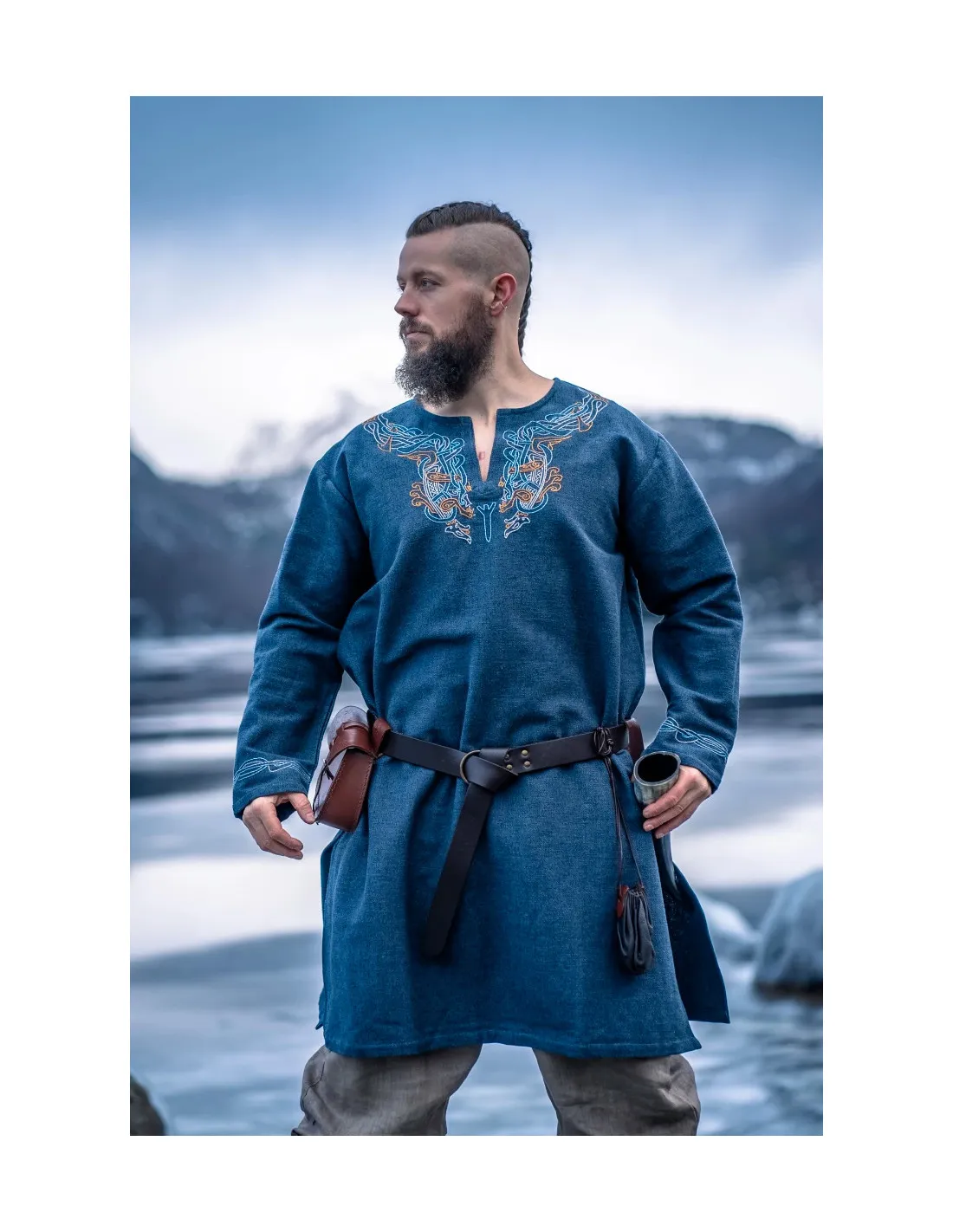 TúNICA VIKINGA SNORRI CON BORDADO A MANO ESTILO URNES, GRISAZUL