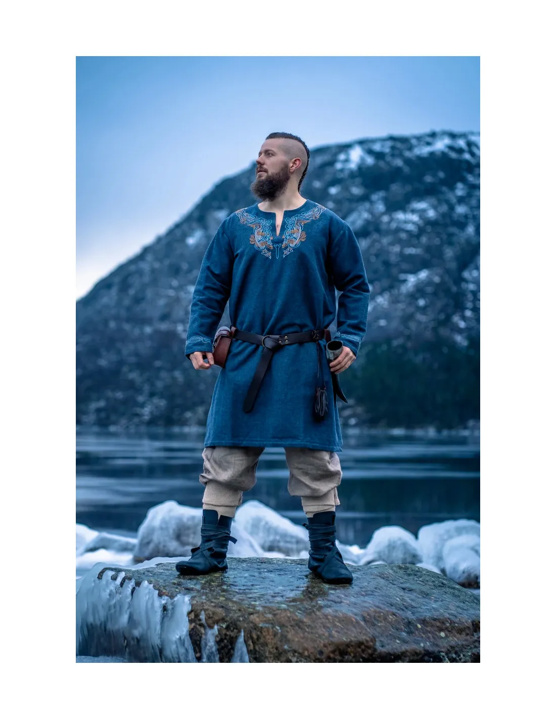 TúNICA VIKINGA SNORRI CON BORDADO A MANO ESTILO URNES, GRISAZUL