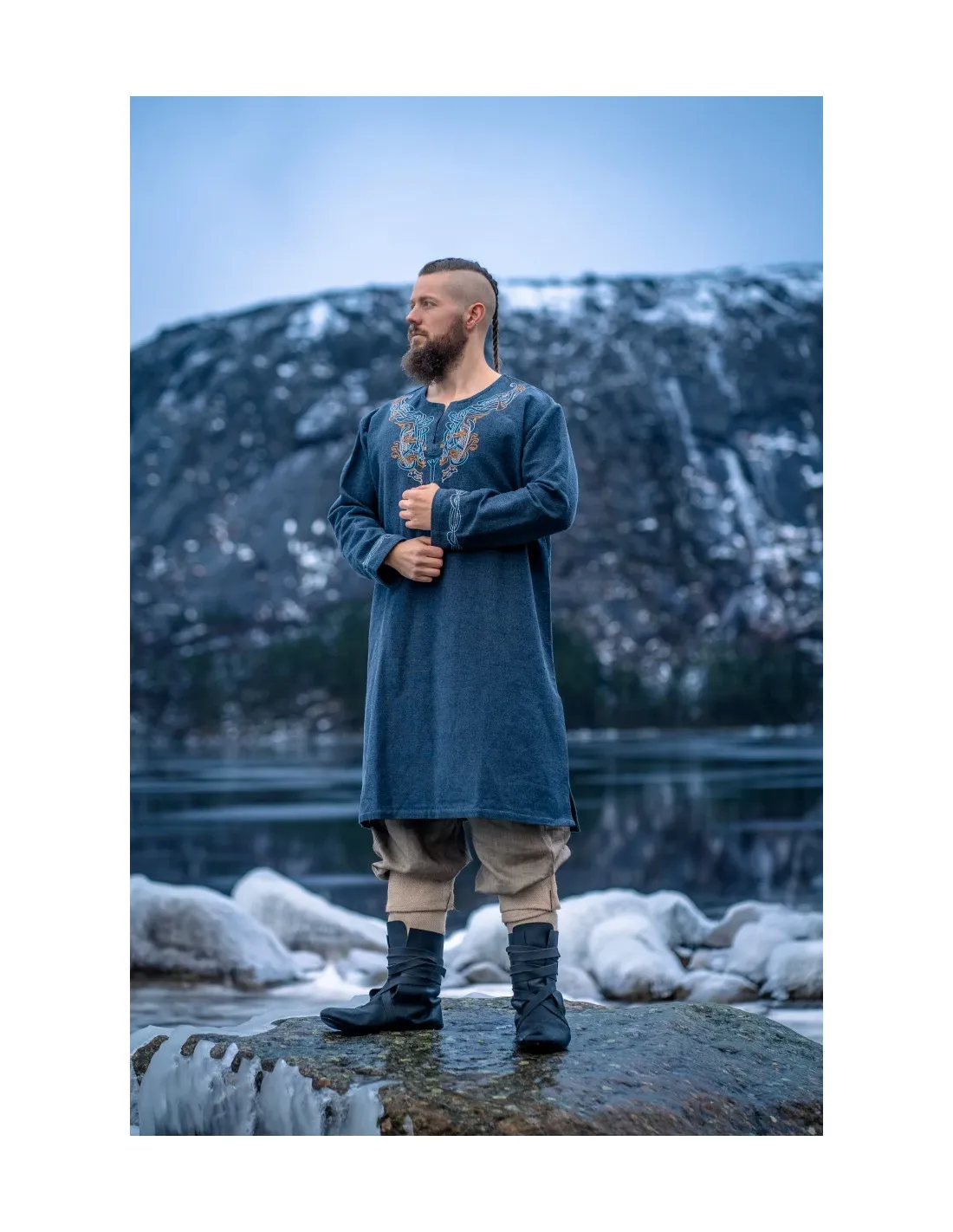 TúNICA VIKINGA SNORRI CON BORDADO A MANO ESTILO URNES, GRISAZUL