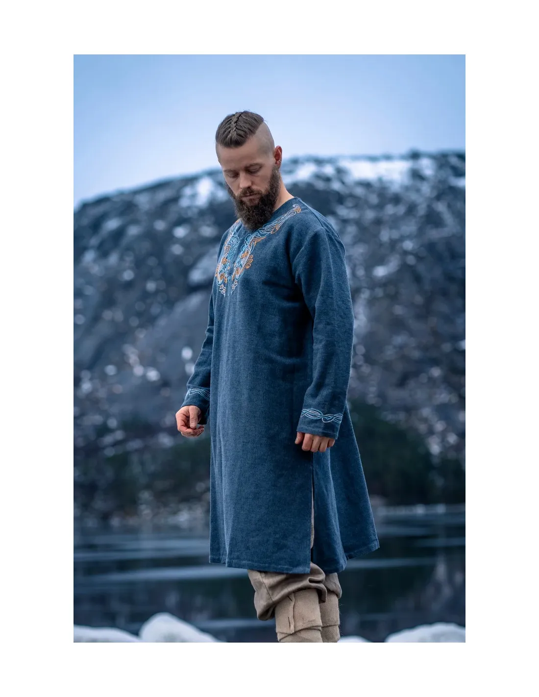 TúNICA VIKINGA SNORRI CON BORDADO A MANO ESTILO URNES, GRISAZUL