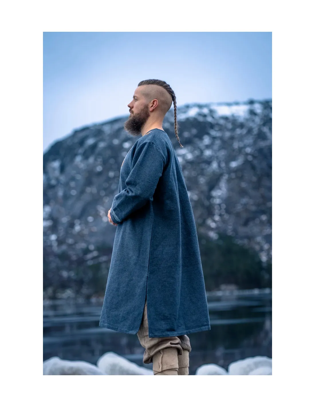 TúNICA VIKINGA SNORRI CON BORDADO A MANO ESTILO URNES, GRISAZUL
