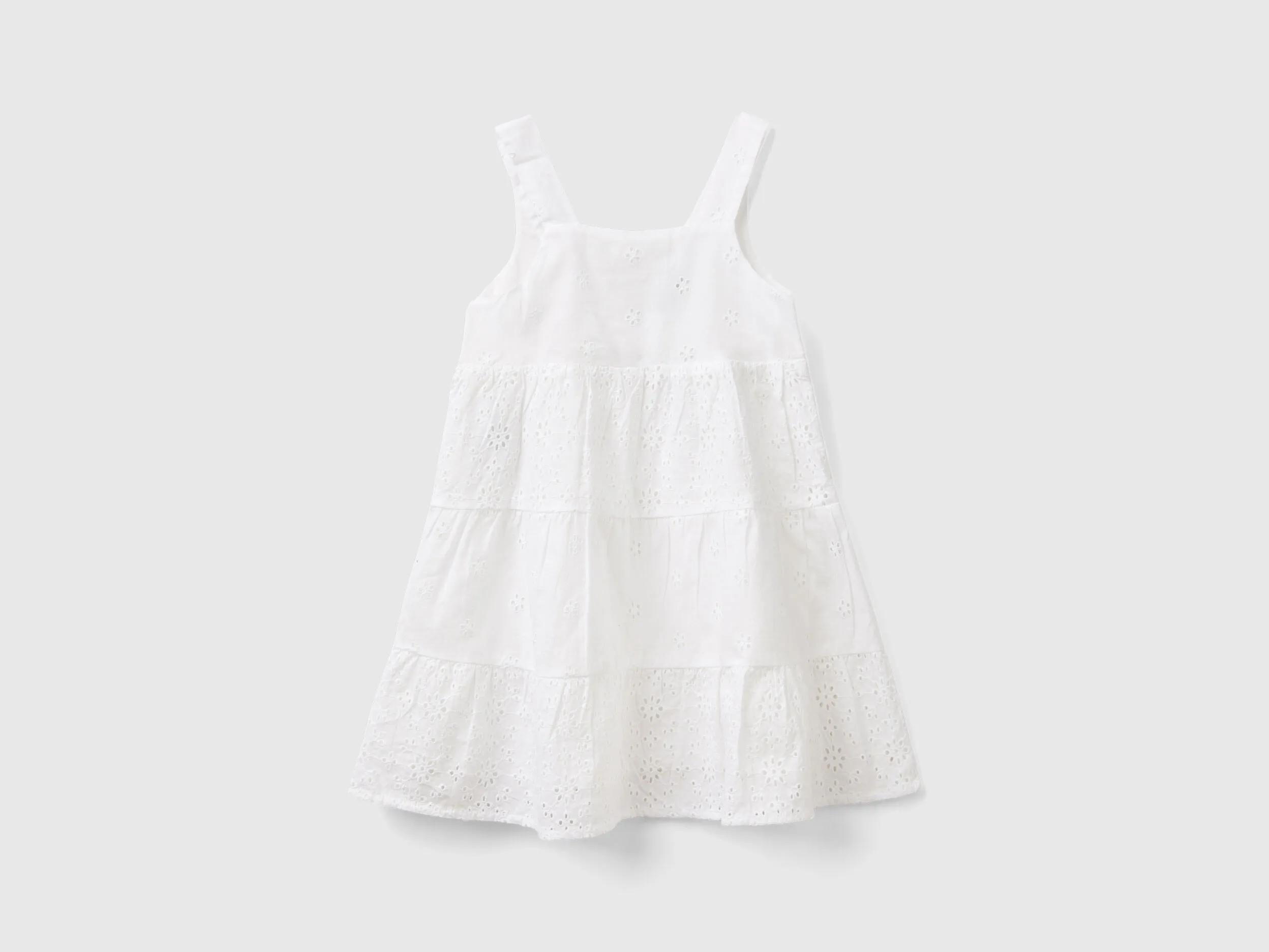 Vestido con bordados suizos