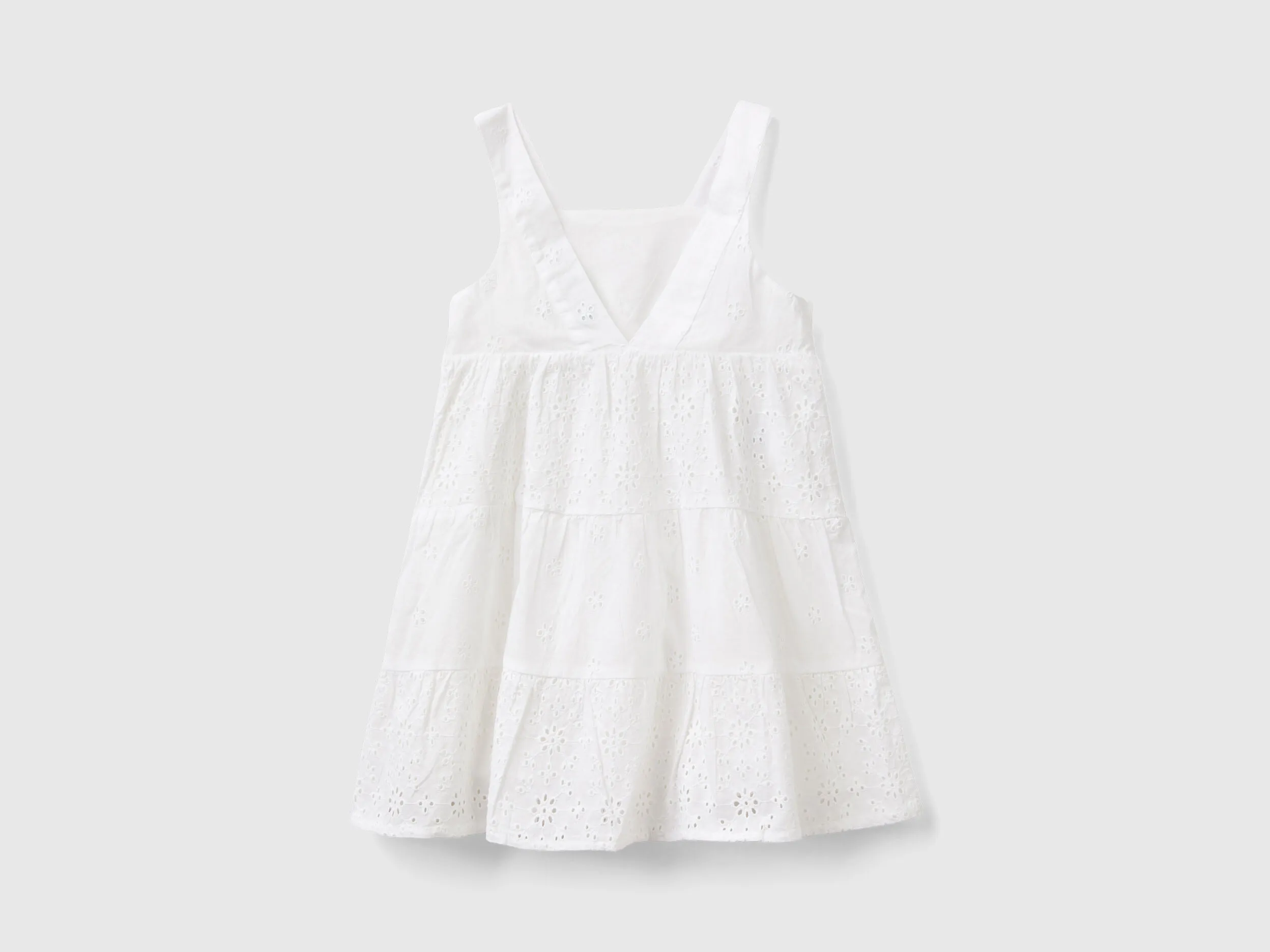 Vestido con bordados suizos