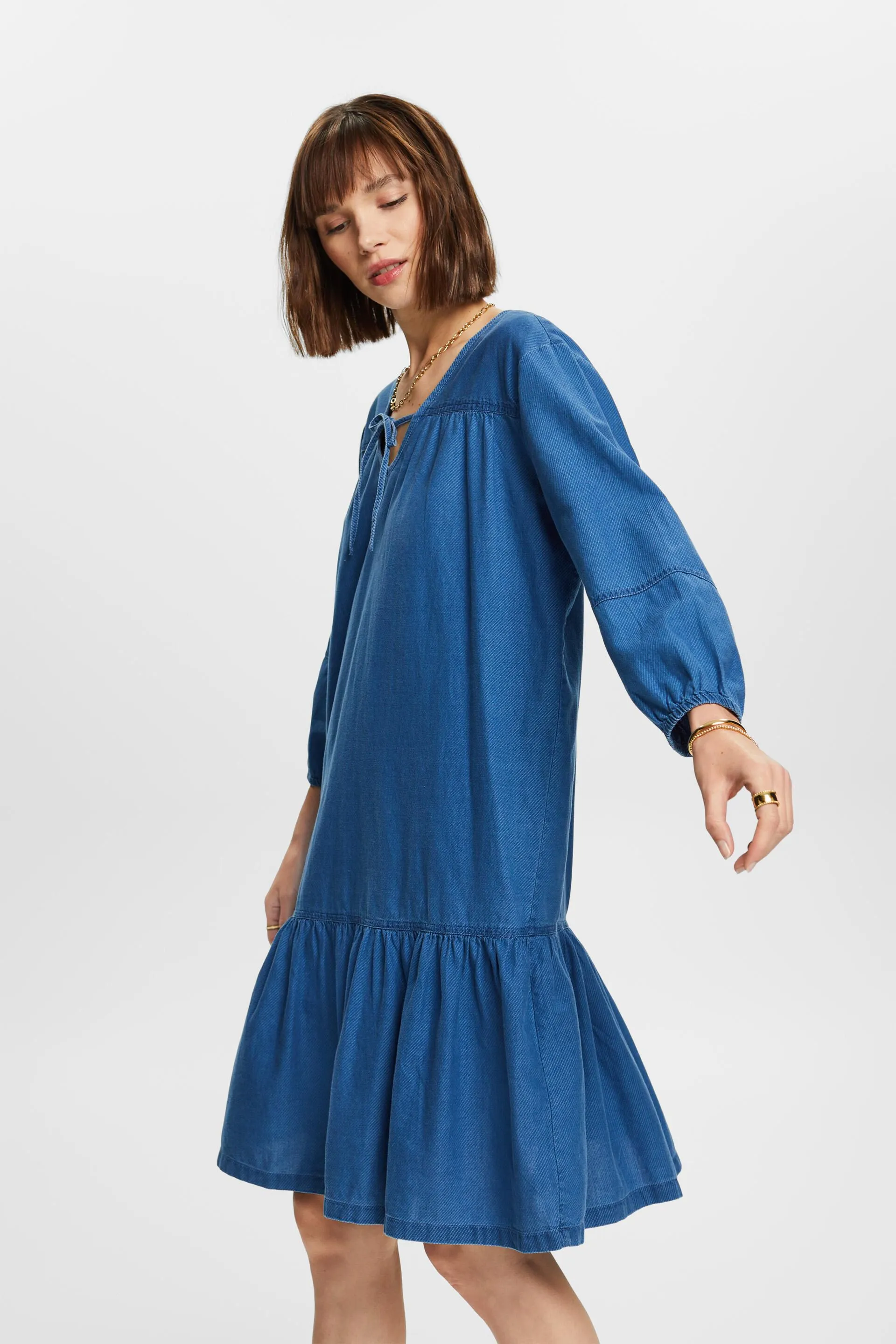 Vestido fruncido de tejido chambray con lazada en el cuello