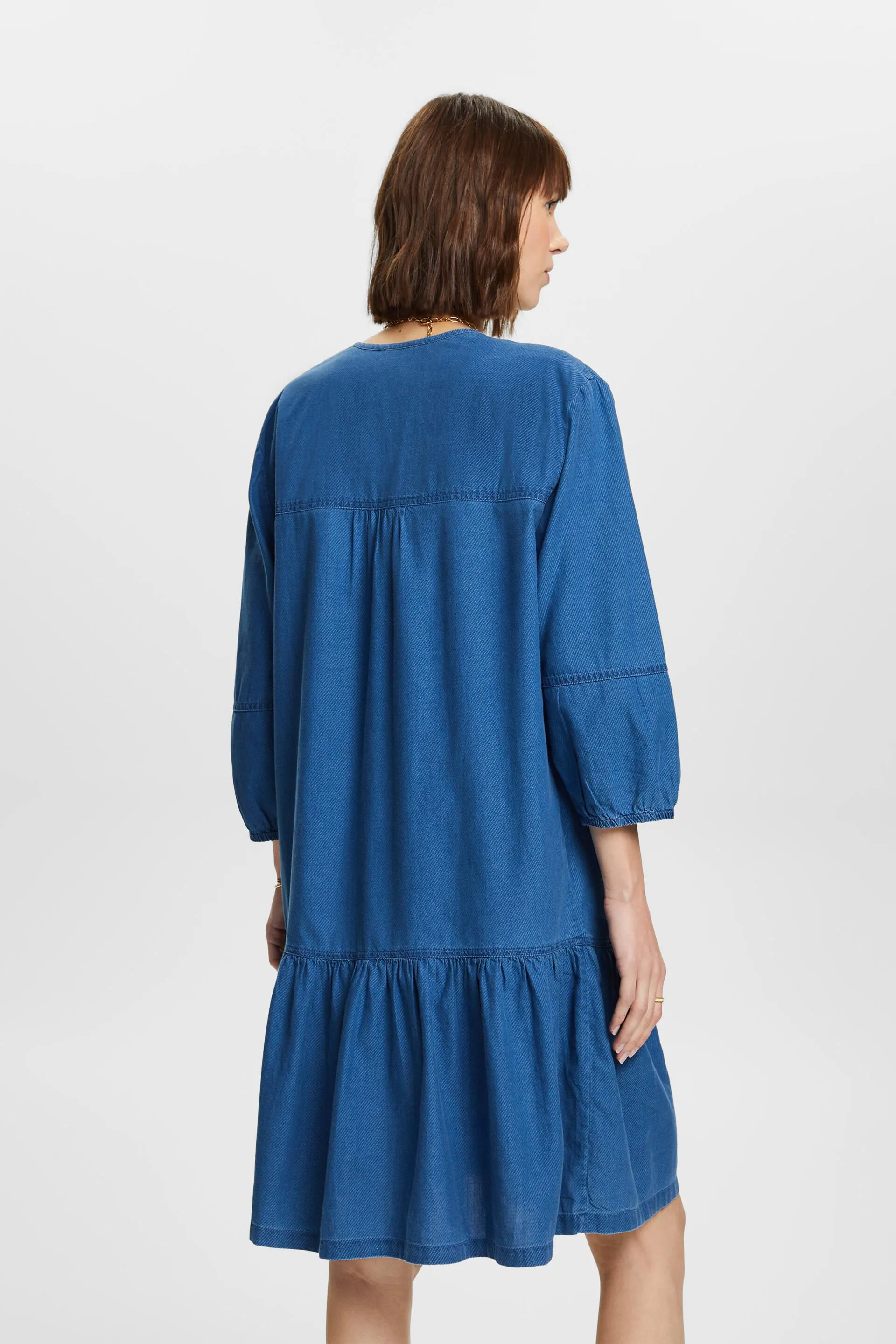 Vestido fruncido de tejido chambray con lazada en el cuello