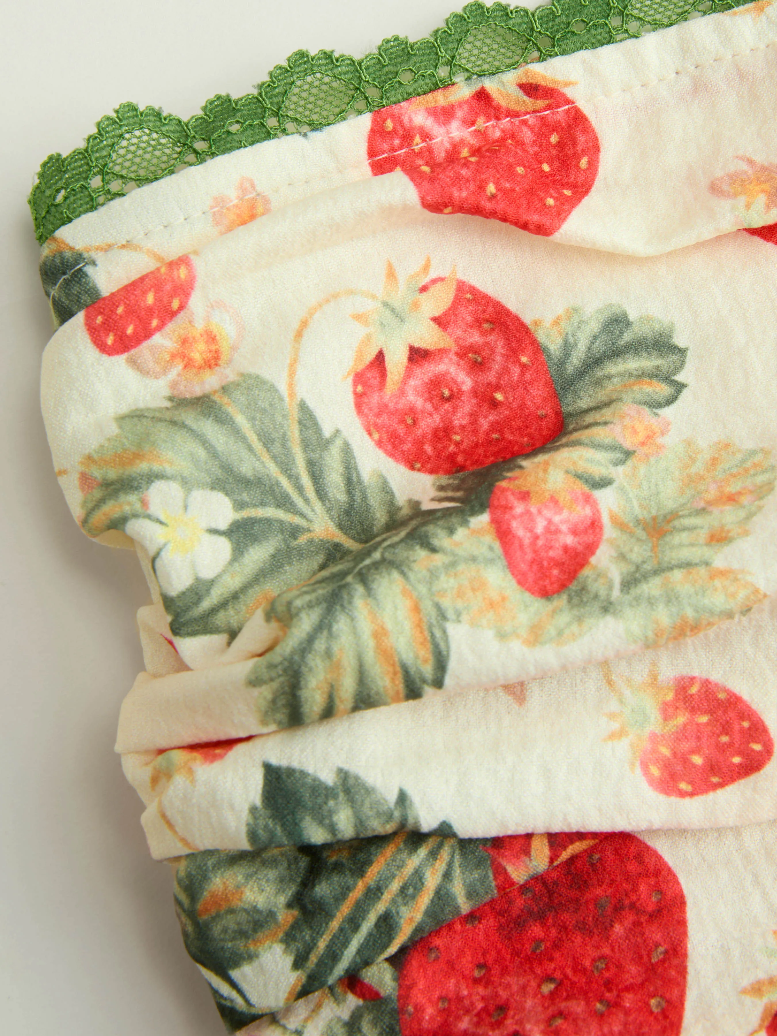 Vestido Mini con Volantes, Encaje y Estampado de Fresas Tejido Curvy