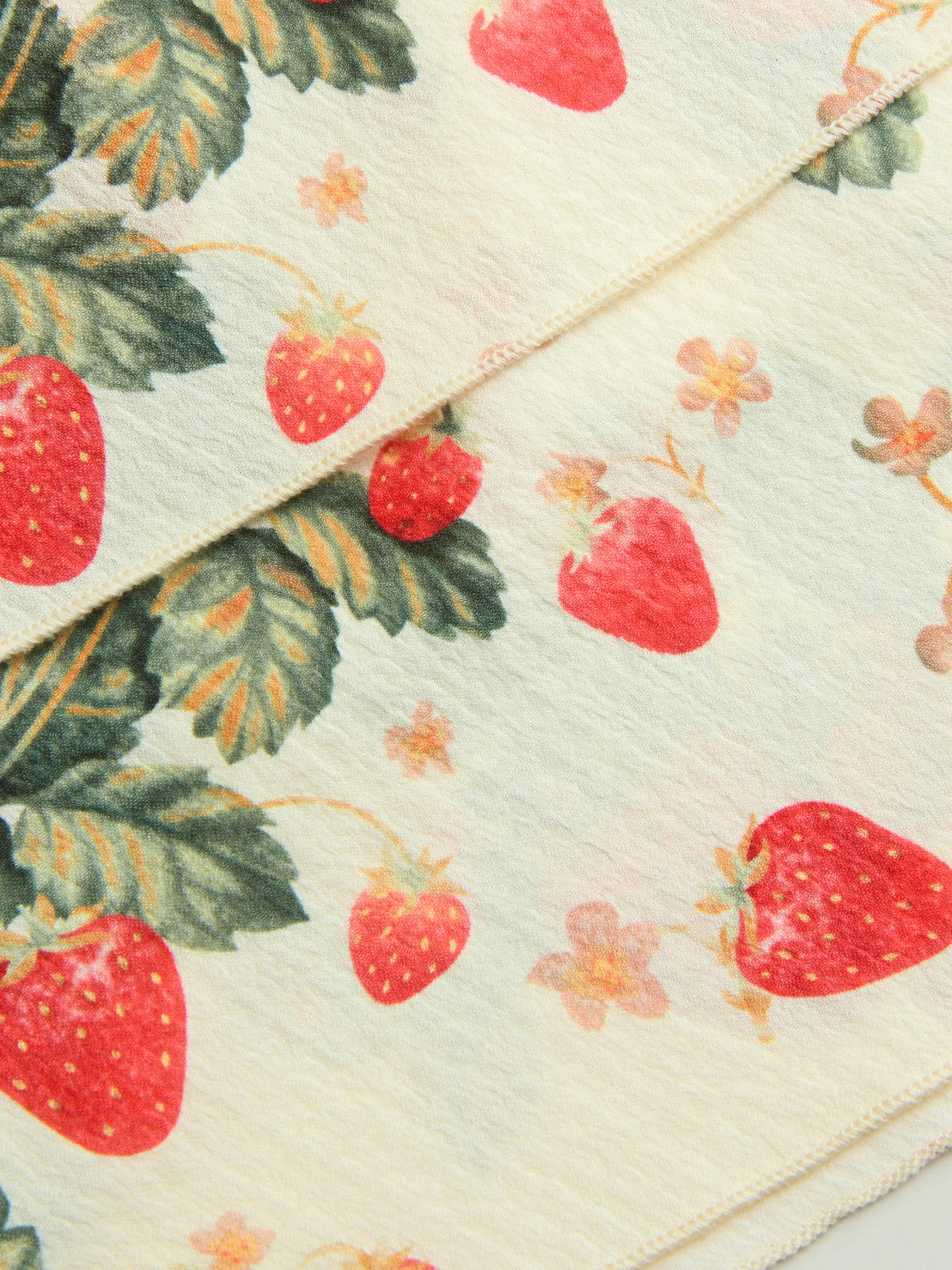 Vestido Mini con Volantes, Encaje y Estampado de Fresas Tejido Curvy