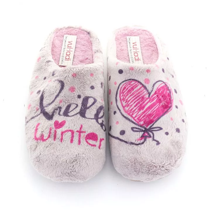 Zapatillas casa Vul·ladi grises con puntos y frase en la puntera